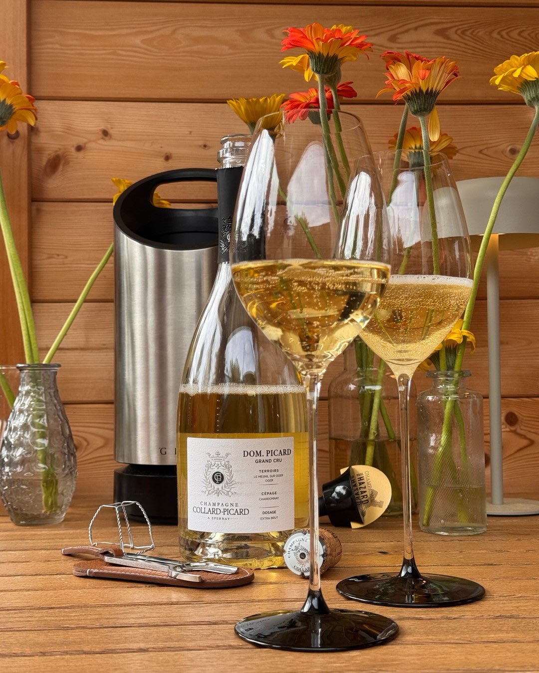 Diese Cuvée bringt 100% Chardonnay aus zwei Grand Cru-Dörfern zusammen, die kaum unterschiedlicher sein könnten: Mesnil-sur-Oger mit seiner straffen, zitrischen Struktur und Oge… (10)