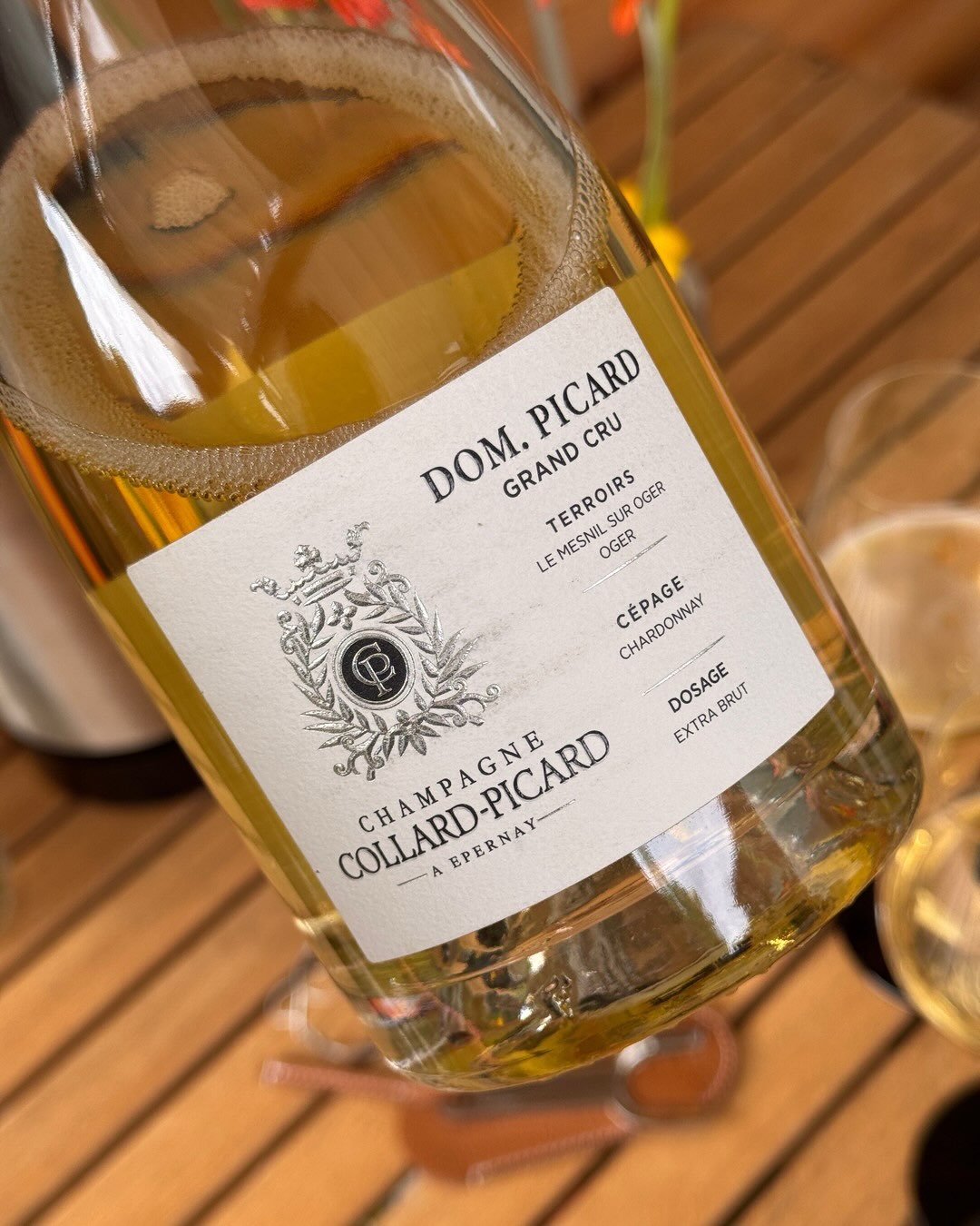 Diese Cuvée bringt 100% Chardonnay aus zwei Grand Cru-Dörfern zusammen, die kaum unterschiedlicher sein könnten: Mesnil-sur-Oger mit seiner straffen, zitrischen Struktur und Oge… (12)
