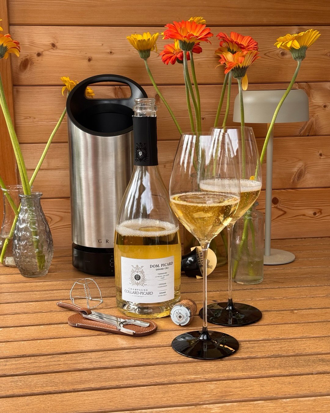 Diese Cuvée bringt 100% Chardonnay aus zwei Grand Cru-Dörfern zusammen, die kaum unterschiedlicher sein könnten: Mesnil-sur-Oger mit seiner straffen, zitrischen Struktur und Oge… (7)