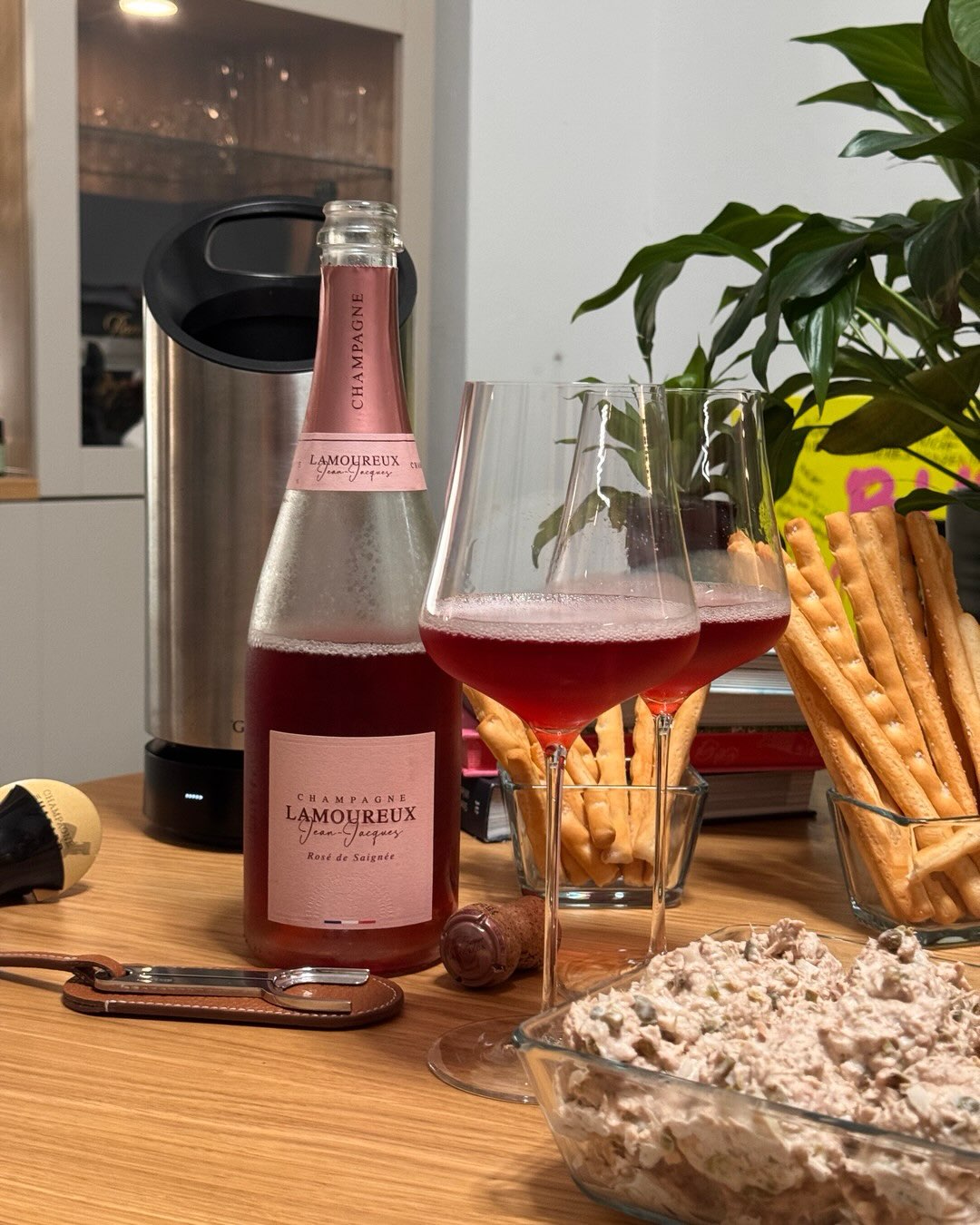 100% Pinot Noir, 72 Stunden Saignée, alte Reben. Das klingt nach Handwerk. Die Rosé de Saignée Vieilles Vignes von @champagnelamoureux_jj ist nicht die übliche zarte Rosé-Cuvée.… (1)