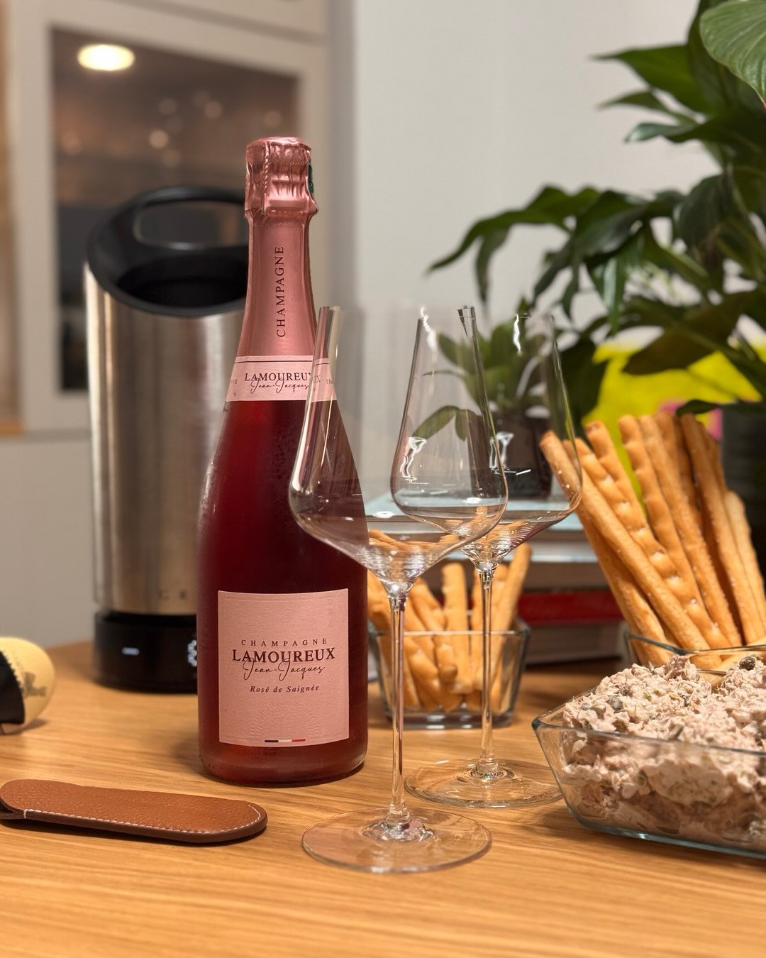 100% Pinot Noir, 72 Stunden Saignée, alte Reben. Das klingt nach Handwerk. Die Rosé de Saignée Vieilles Vignes von @champagnelamoureux_jj ist nicht die übliche zarte Rosé-Cuvée.… (3)