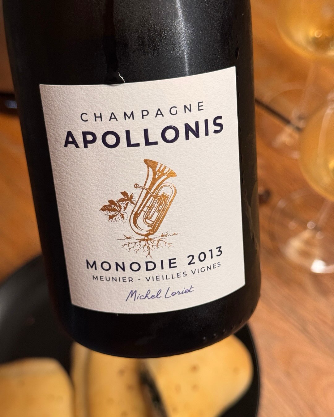 100% Meunier, Vigne von 1942, über zwölf Jahre Kellerreife. Und dann aufgemacht zu selbstgemachten Pizzastangen. Klingt absurd. Aber genau das ist doch das schöne an Champagner.… (9)