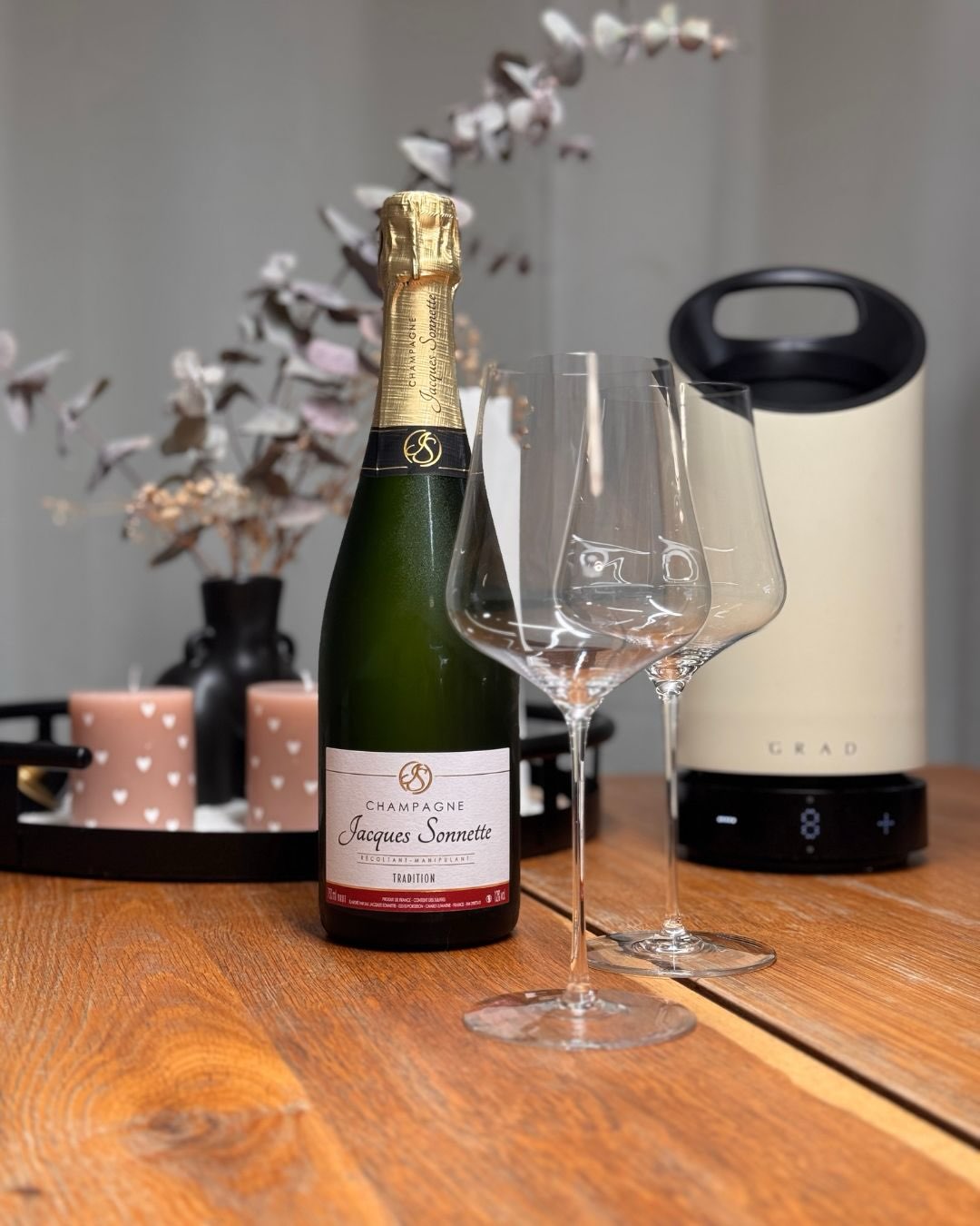 Der Brut Tradition ist der bodenständigere Bruder der Brut Réserve und die letzte Flasche aus meiner Verkostungs-Serie von Sonnette. Weniger auf Tiefe und Reife ausgelegt, dafür… (3)