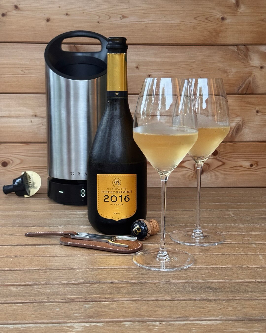 2016 war einer dieser Jahrgänge, bei dem sich das Warten wirklich auszahlt. Und das im doppelten Sinn, denn 2016 war in der Champagne ein echter Krimi: Zuerst Aprilfrost, ein na… (1)