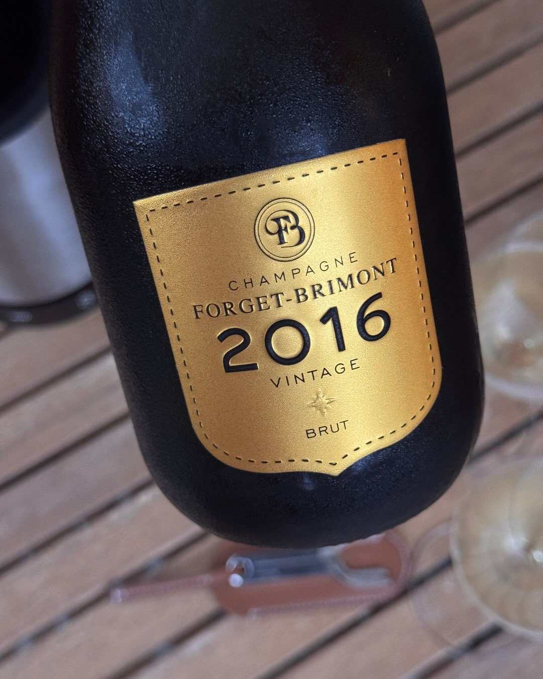 2016 war einer dieser Jahrgänge, bei dem sich das Warten wirklich auszahlt. Und das im doppelten Sinn, denn 2016 war in der Champagne ein echter Krimi: Zuerst Aprilfrost, ein na… (10)