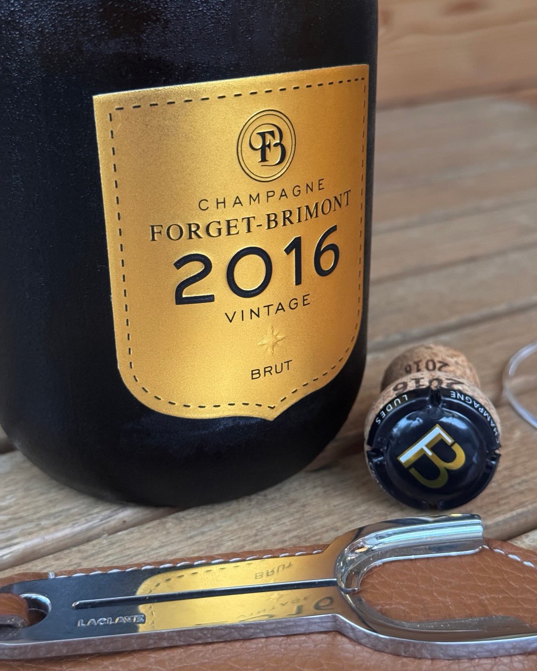 2016 war einer dieser Jahrgänge, bei dem sich das Warten wirklich auszahlt. Und das im doppelten Sinn, denn 2016 war in der Champagne ein echter Krimi: Zuerst Aprilfrost, ein na… (7)
