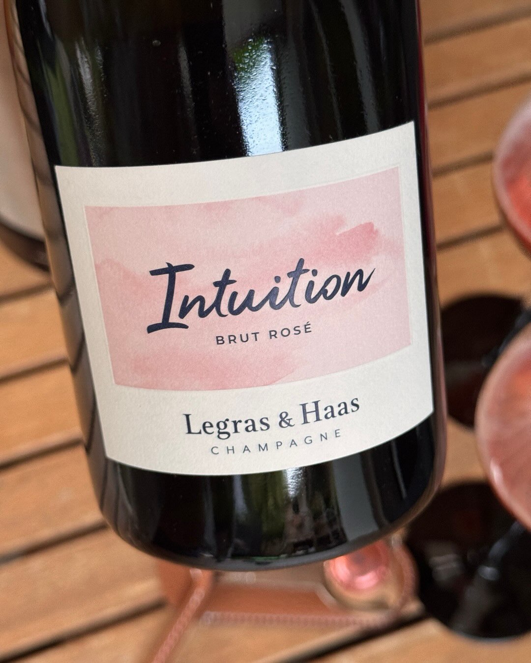 Dieser Rosé hat Charakter, aber mit Ecken. Johannisbeere, unreif, fast kantig, dann doch noch Erdbeere. Und ganz hinten, kaum spürbar, eine Vanillenote, die das ganze Paket etwa… (10)