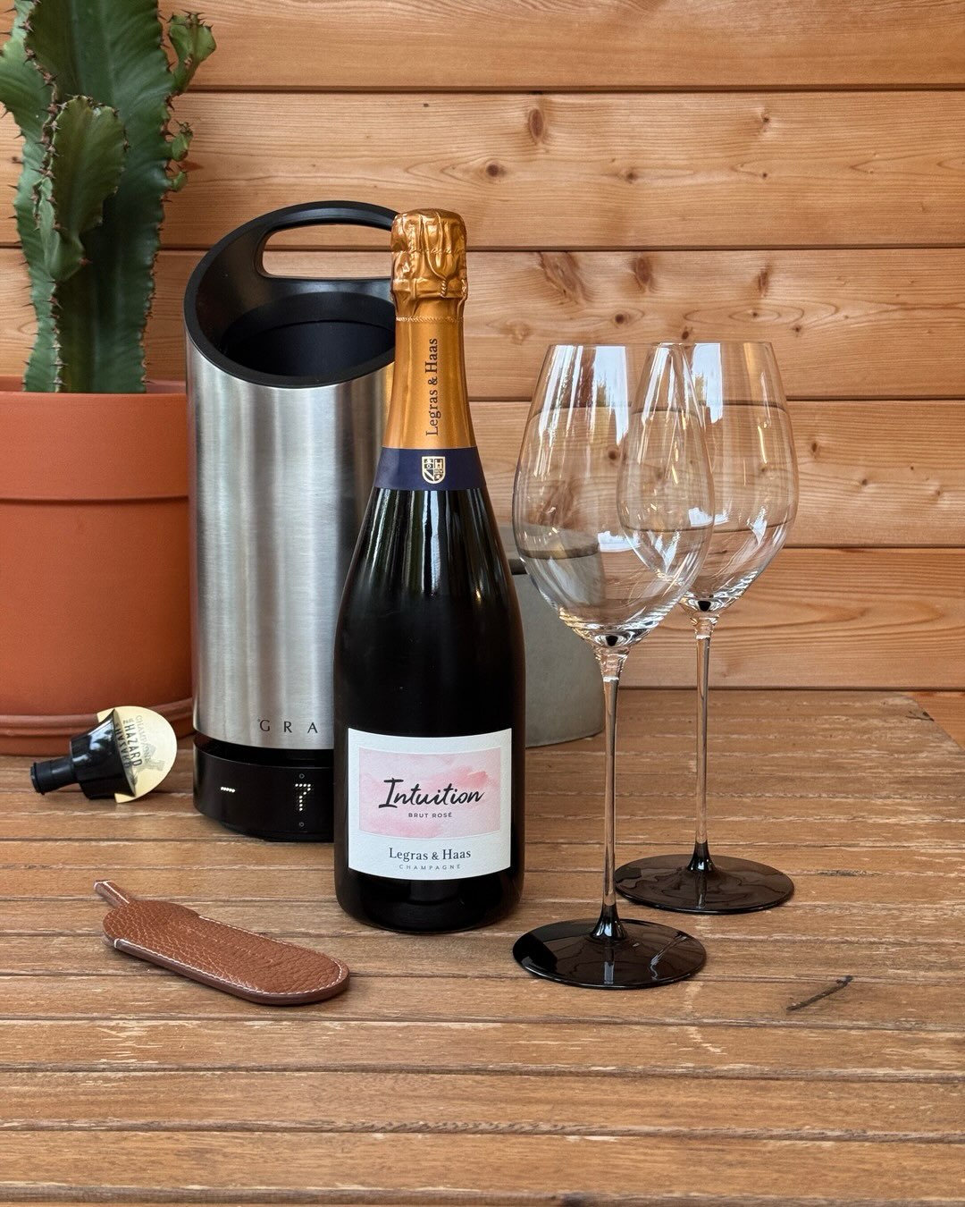 Dieser Rosé hat Charakter, aber mit Ecken. Johannisbeere, unreif, fast kantig, dann doch noch Erdbeere. Und ganz hinten, kaum spürbar, eine Vanillenote, die das ganze Paket etwa… (3)