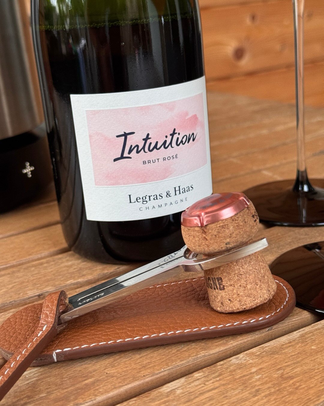 Dieser Rosé hat Charakter, aber mit Ecken. Johannisbeere, unreif, fast kantig, dann doch noch Erdbeere. Und ganz hinten, kaum spürbar, eine Vanillenote, die das ganze Paket etwa… (5)