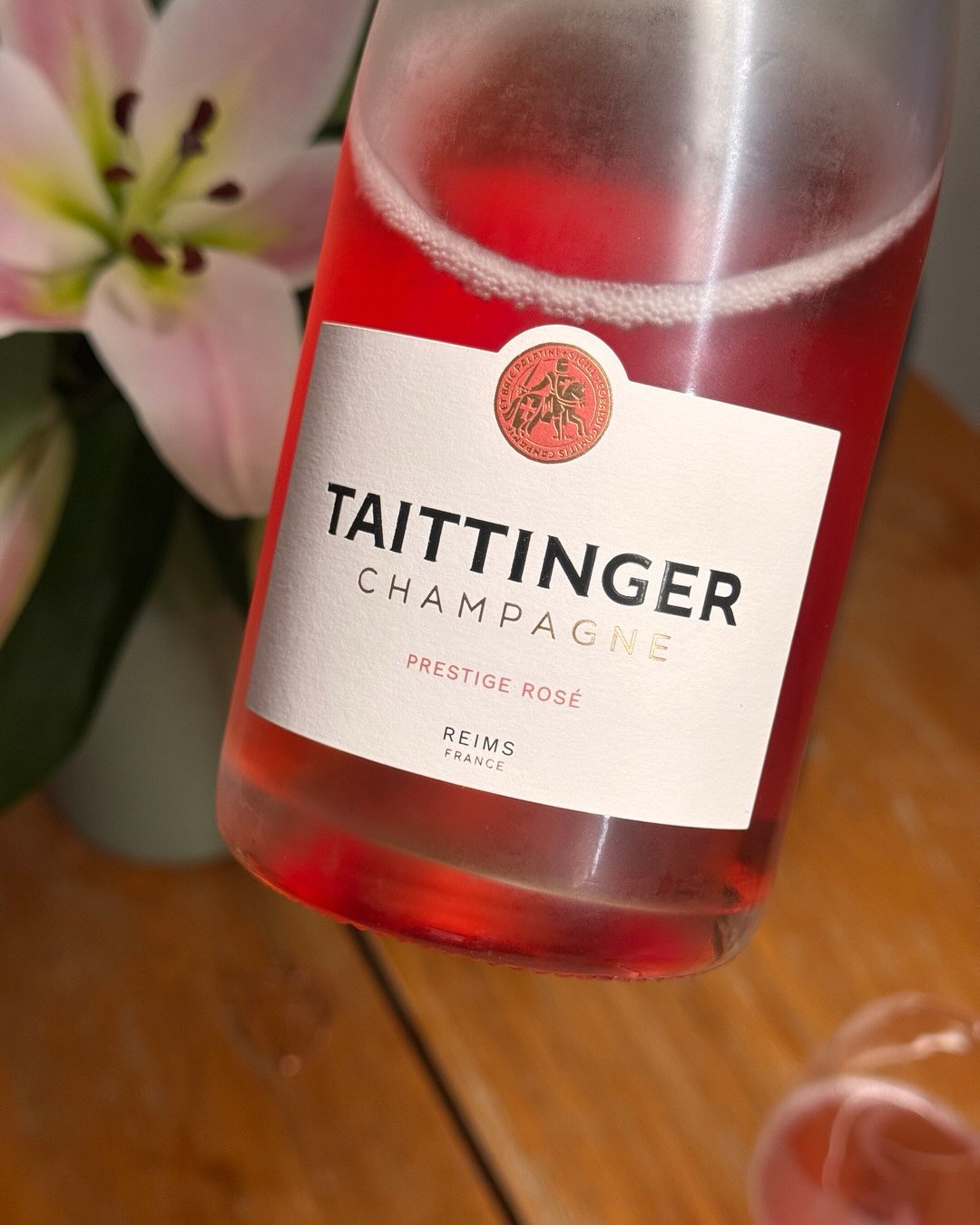 Reife Beeren, Himbeere, Erdbeere und dazu eine Mineralik, die das alles trotzdem interessant macht. Für mich trifft der Prestige Rosé von @champagnetaittinger genau das, was ich… (10)