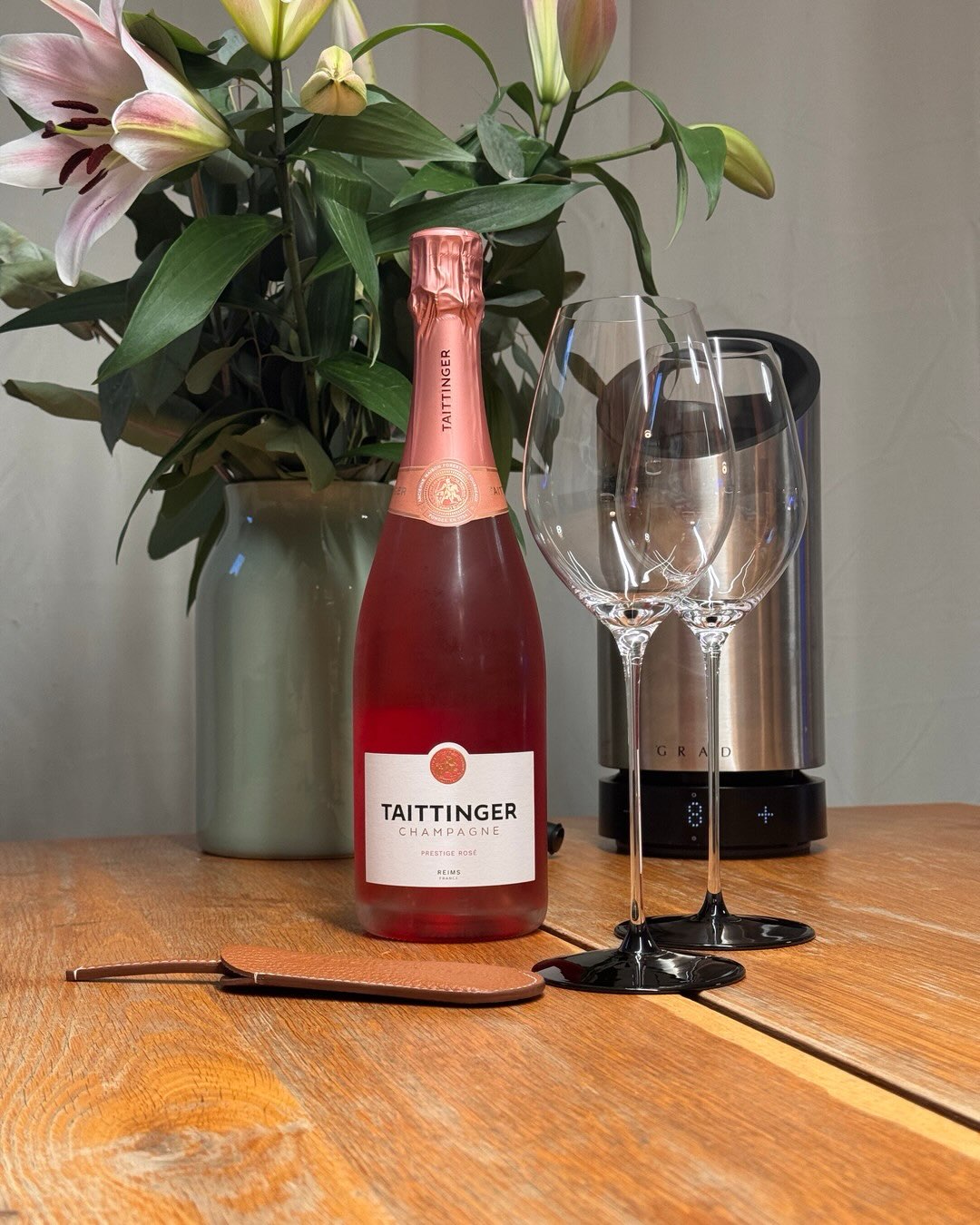 Reife Beeren, Himbeere, Erdbeere und dazu eine Mineralik, die das alles trotzdem interessant macht. Für mich trifft der Prestige Rosé von @champagnetaittinger genau das, was ich… (3)