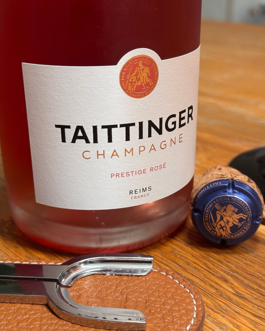Reife Beeren, Himbeere, Erdbeere und dazu eine Mineralik, die das alles trotzdem interessant macht. Für mich trifft der Prestige Rosé von @champagnetaittinger genau das, was ich… (5)