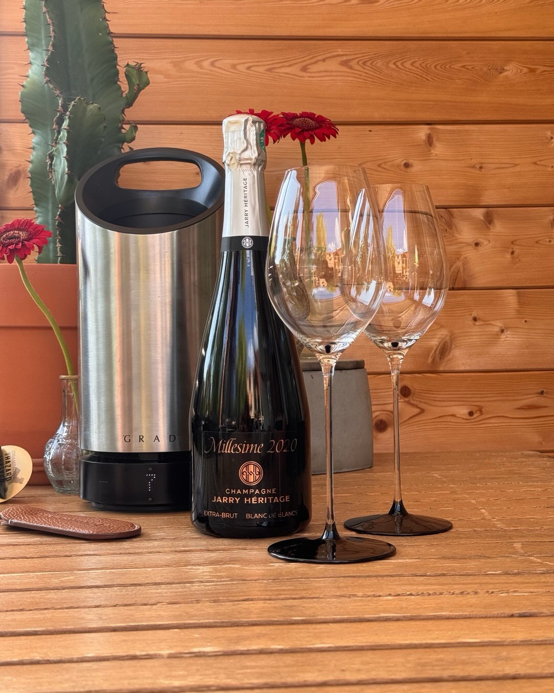 Diese Cuvée hat eine Tiefe und Wucht, die ich so selten bei reinem Chardonnay erlebt habe. 100% Chardonnay, 48 Monate Hefelagerung, 4 g/l Dosage, Jahrgang 2020. Das klingt erstm… (3)
