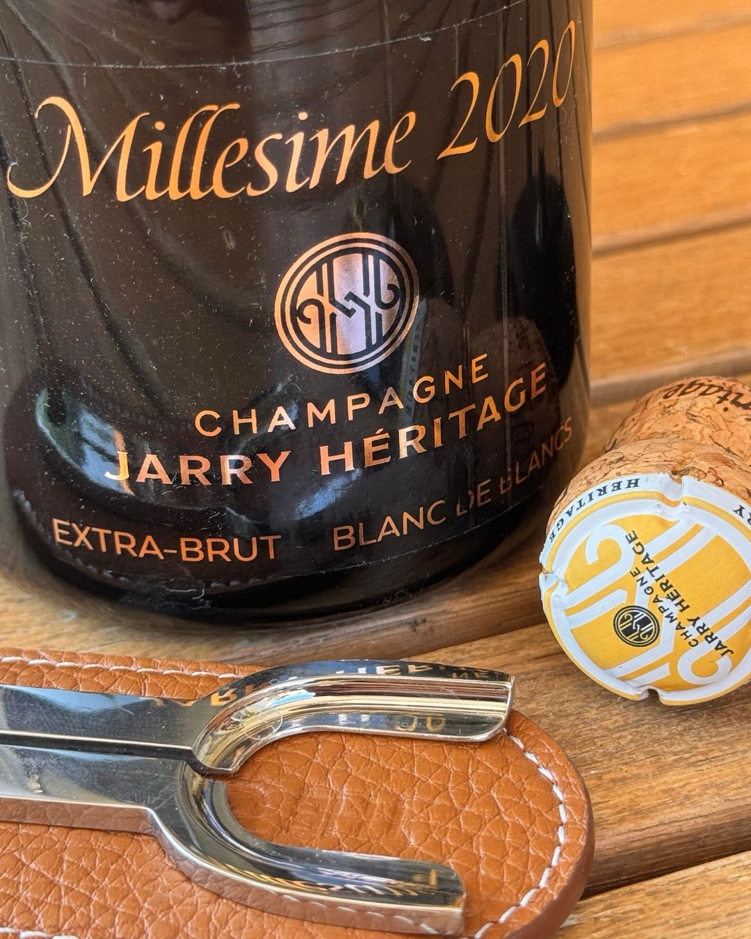 Diese Cuvée hat eine Tiefe und Wucht, die ich so selten bei reinem Chardonnay erlebt habe. 100% Chardonnay, 48 Monate Hefelagerung, 4 g/l Dosage, Jahrgang 2020. Das klingt erstm… (5)
