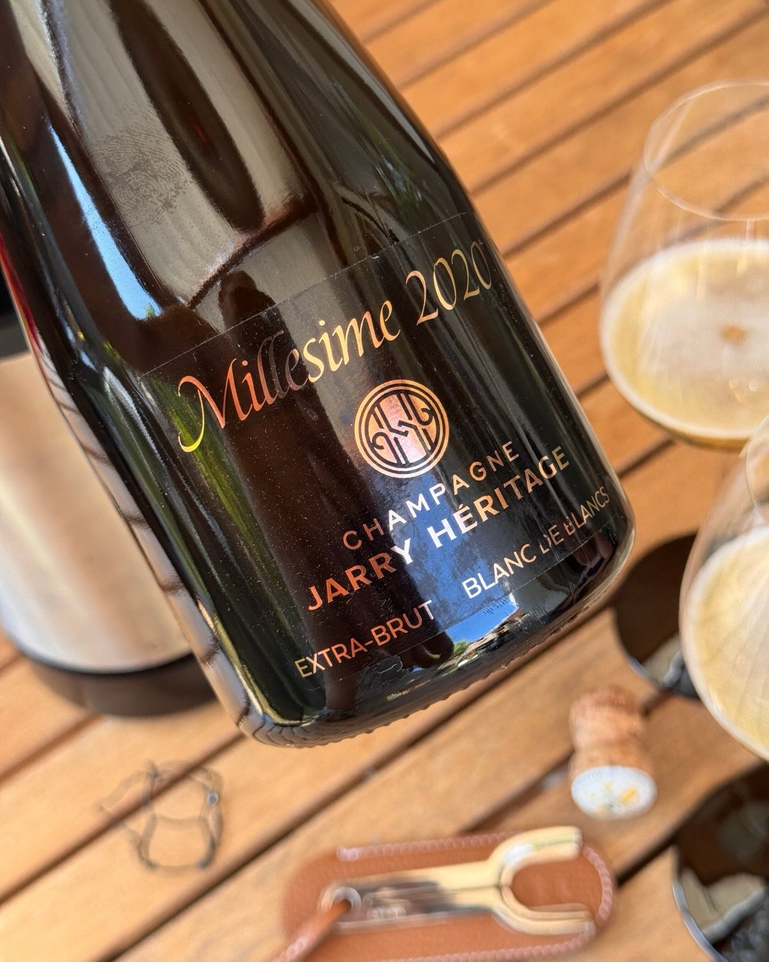 Diese Cuvée hat eine Tiefe und Wucht, die ich so selten bei reinem Chardonnay erlebt habe. 100% Chardonnay, 48 Monate Hefelagerung, 4 g/l Dosage, Jahrgang 2020. Das klingt erstm… (9)