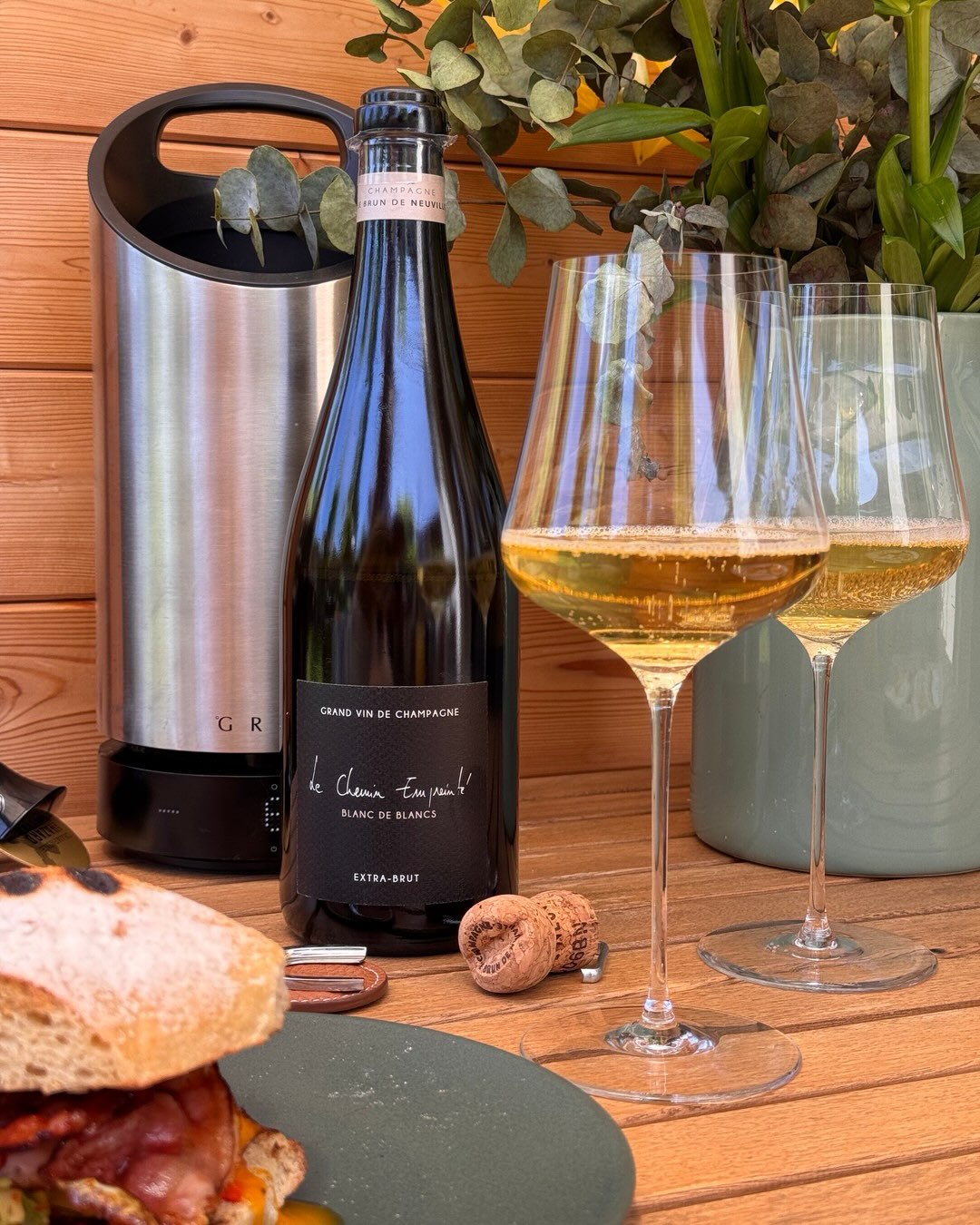 Die Le Chemin Empreinté ist die Single-Vineyard-Cuvée des Hauses @champagnelebrundeneuville , 100% Chardonnay, Basis 2018, mit 12% Holzfass-Anteil vinifiziert und unter Korken f… (1)