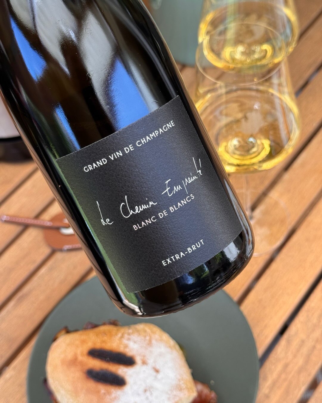 Die Le Chemin Empreinté ist die Single-Vineyard-Cuvée des Hauses @champagnelebrundeneuville , 100% Chardonnay, Basis 2018, mit 12% Holzfass-Anteil vinifiziert und unter Korken f… (11)