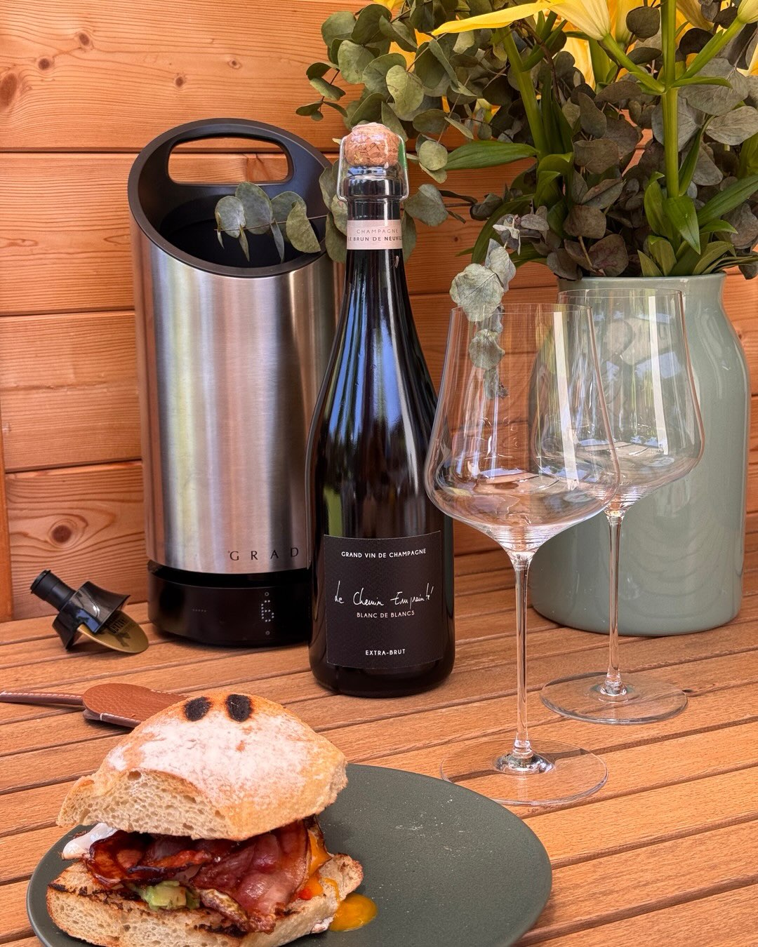 Die Le Chemin Empreinté ist die Single-Vineyard-Cuvée des Hauses @champagnelebrundeneuville , 100% Chardonnay, Basis 2018, mit 12% Holzfass-Anteil vinifiziert und unter Korken f… (3)
