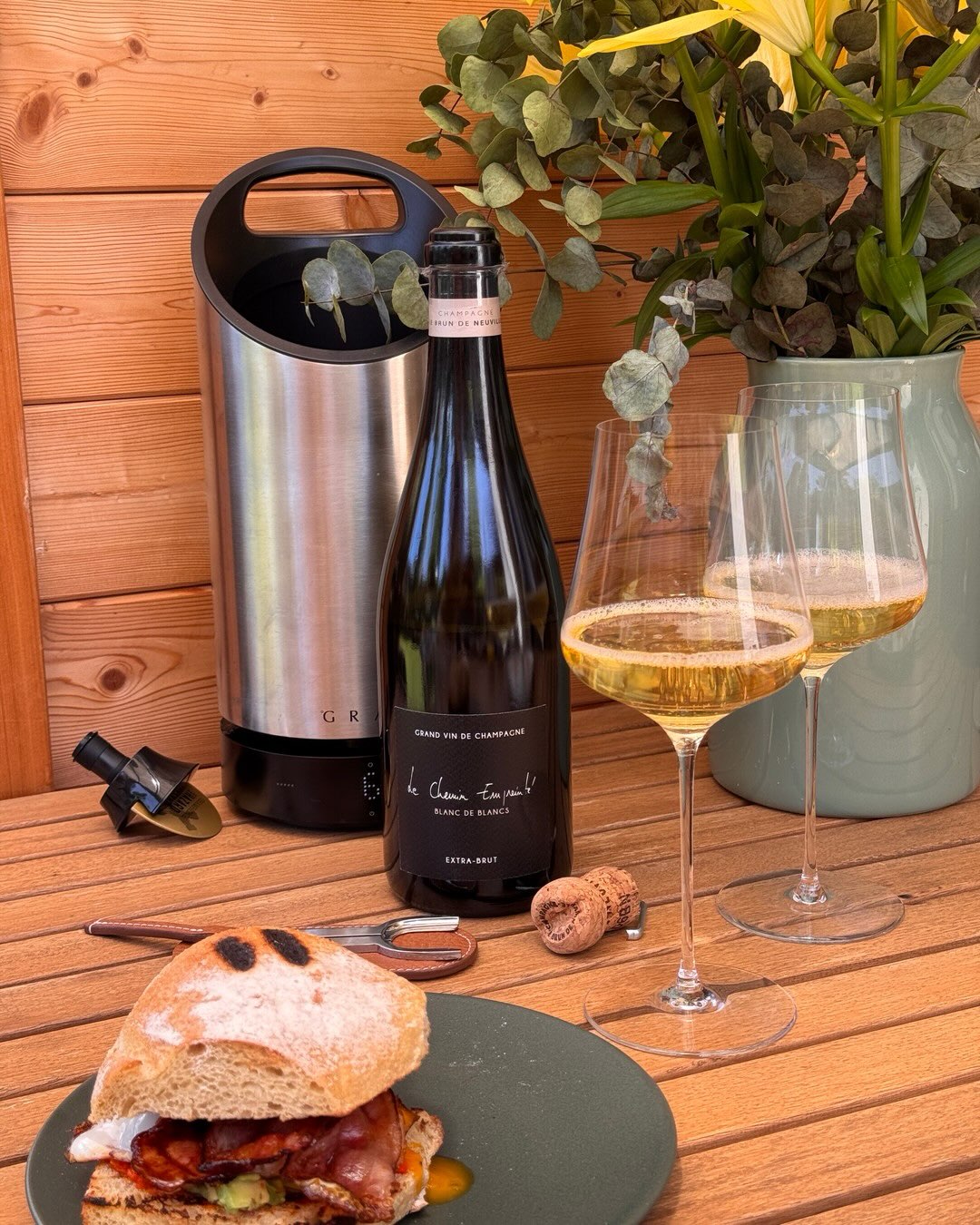 Die Le Chemin Empreinté ist die Single-Vineyard-Cuvée des Hauses @champagnelebrundeneuville , 100% Chardonnay, Basis 2018, mit 12% Holzfass-Anteil vinifiziert und unter Korken f… (5)