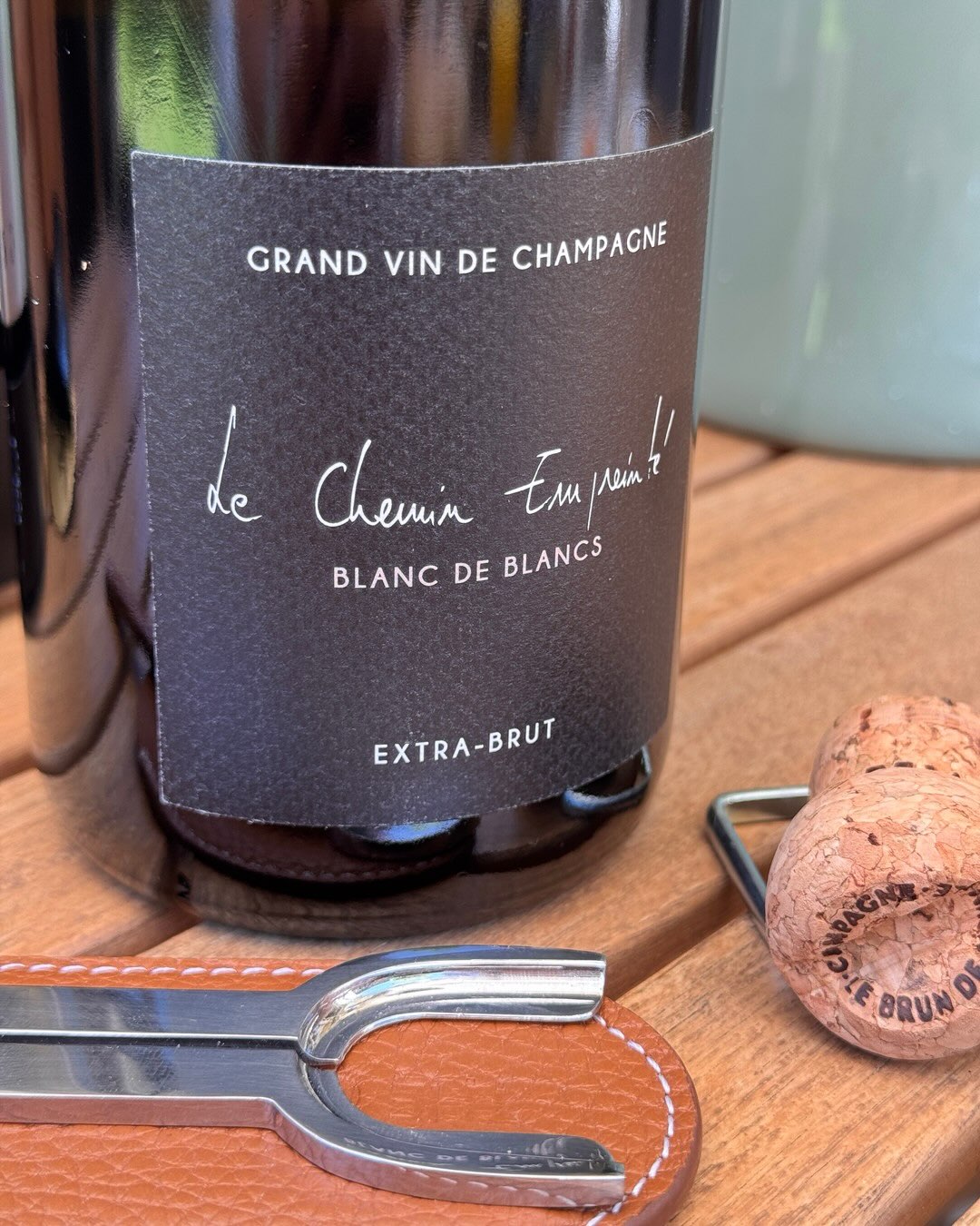 Die Le Chemin Empreinté ist die Single-Vineyard-Cuvée des Hauses @champagnelebrundeneuville , 100% Chardonnay, Basis 2018, mit 12% Holzfass-Anteil vinifiziert und unter Korken f… (7)
