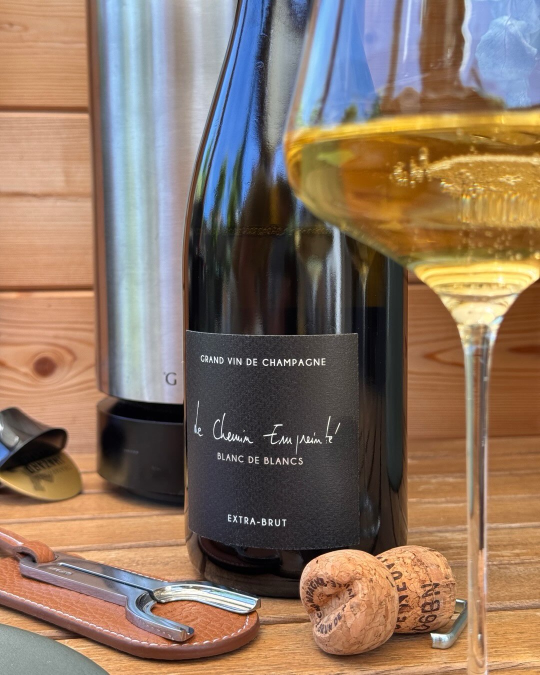 Die Le Chemin Empreinté ist die Single-Vineyard-Cuvée des Hauses @champagnelebrundeneuville , 100% Chardonnay, Basis 2018, mit 12% Holzfass-Anteil vinifiziert und unter Korken f… (9)
