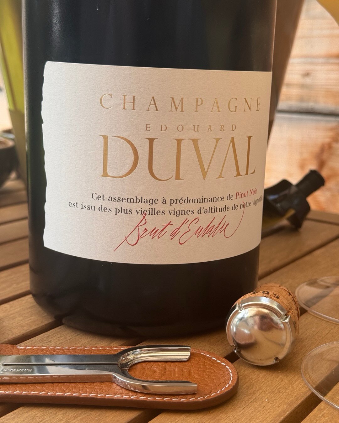 Ein Jeroboam verändert alles. Ich kenne die Brut Eulalie von @champagne_edouard_duval bereits aus der 0,75-Liter-Flasche. Frische rote Frucht, Kirsche, Himbeere, eine zarte Bais… (5)