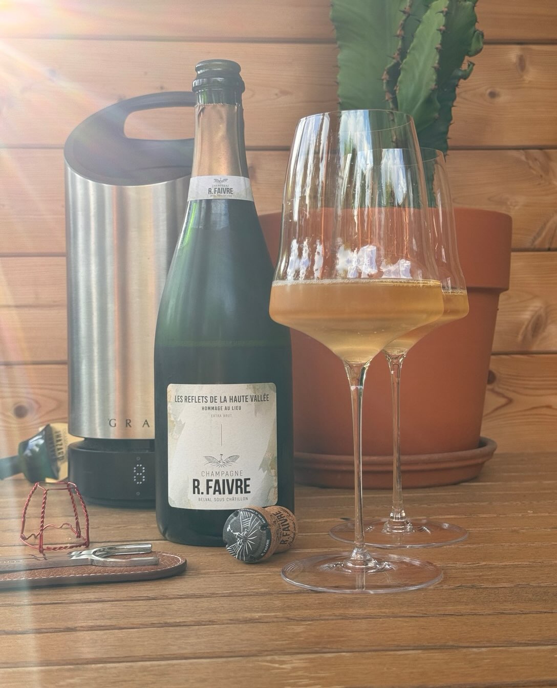 Hefeweizen. Ja, wirklich. Das war mein erster Gedanke beim Öffnen dieser Flasche. @champagnefaivre ist ein kleines Winzerhaus aus Belval-sous-Châtillon, tief in der Vallée de la… (1)