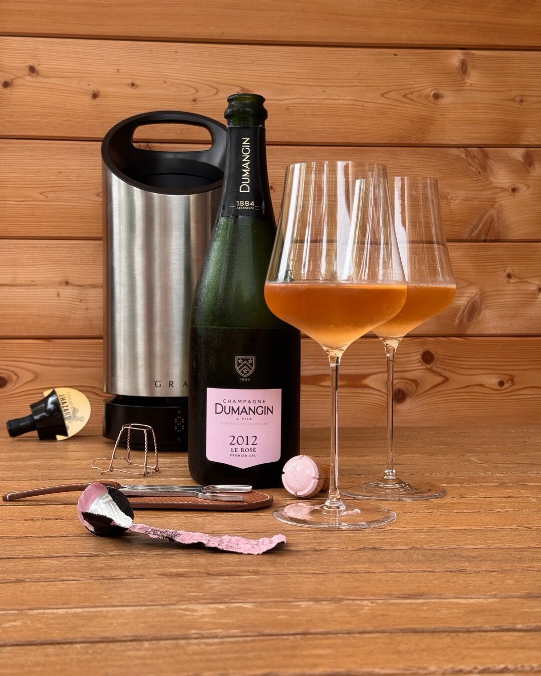 Dieser Rosé hat 14 Jahre auf der Hefe verbracht, bevor er in meinem Glas gelandet ist. Und direkt im Vergleich mit dem 2010er Vintage von @champagnedumangin wird klar, was das H… (1)