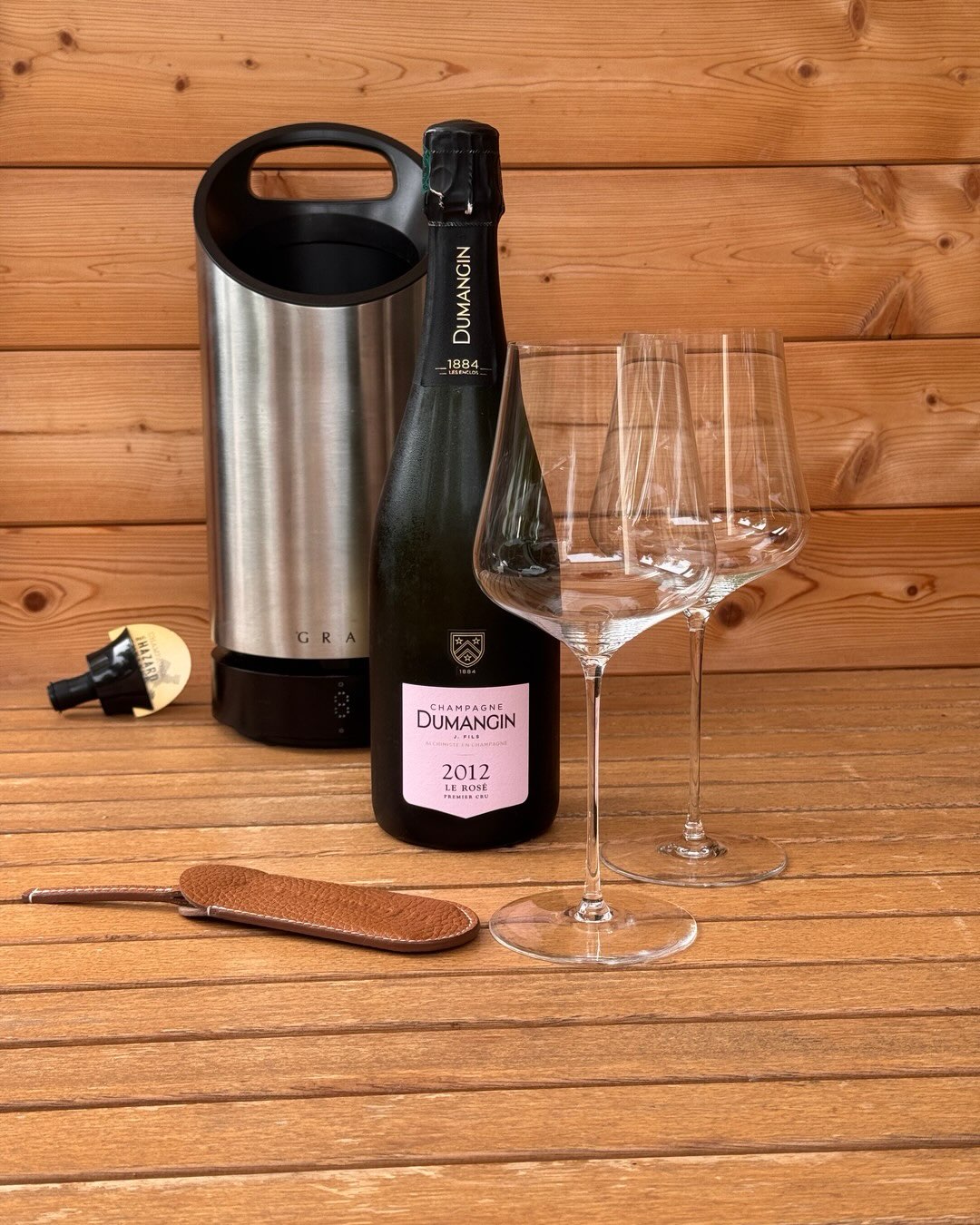 Dieser Rosé hat 14 Jahre auf der Hefe verbracht, bevor er in meinem Glas gelandet ist. Und direkt im Vergleich mit dem 2010er Vintage von @champagnedumangin wird klar, was das H… (3)