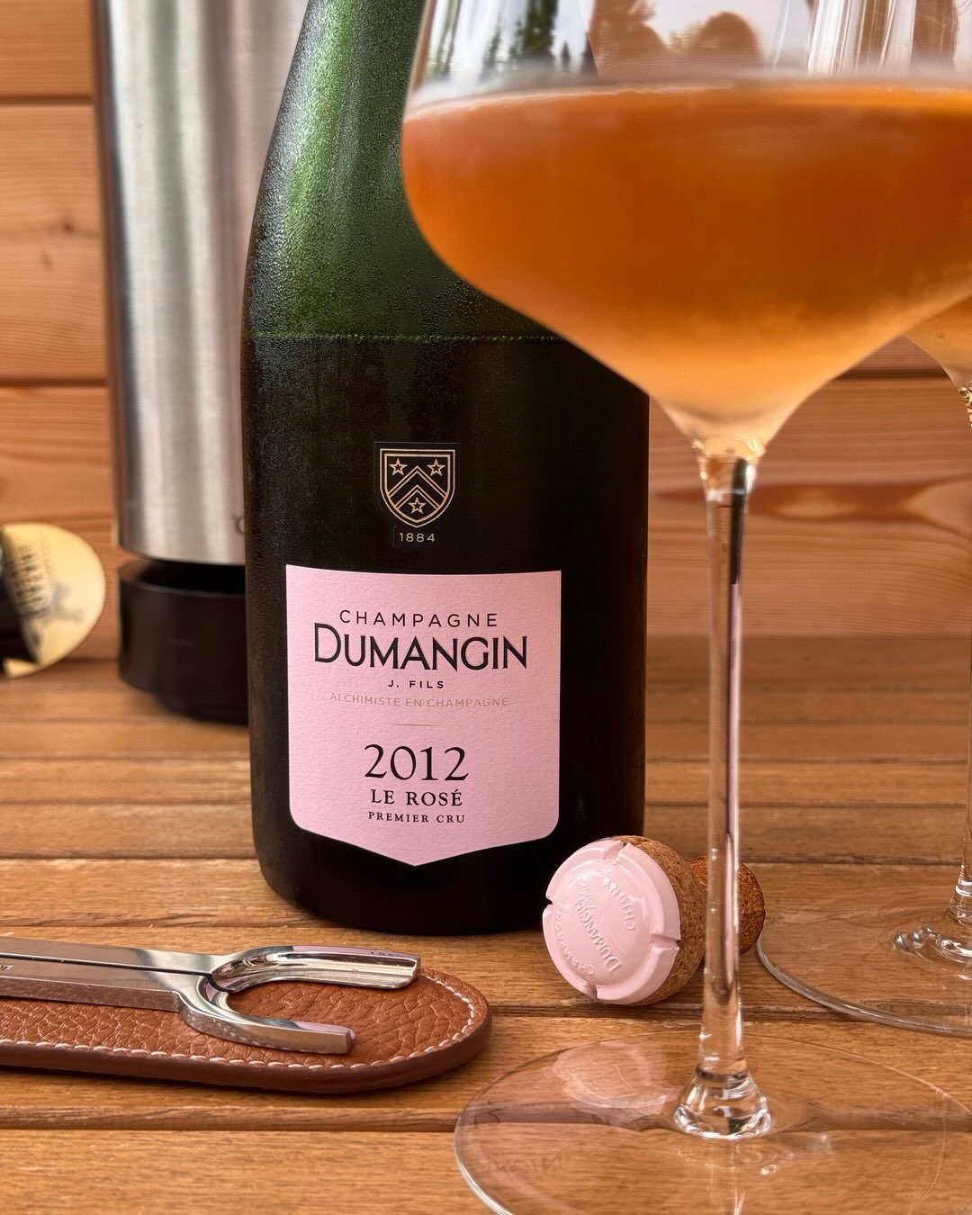 Dieser Rosé hat 14 Jahre auf der Hefe verbracht, bevor er in meinem Glas gelandet ist. Und direkt im Vergleich mit dem 2010er Vintage von @champagnedumangin wird klar, was das H… (7)