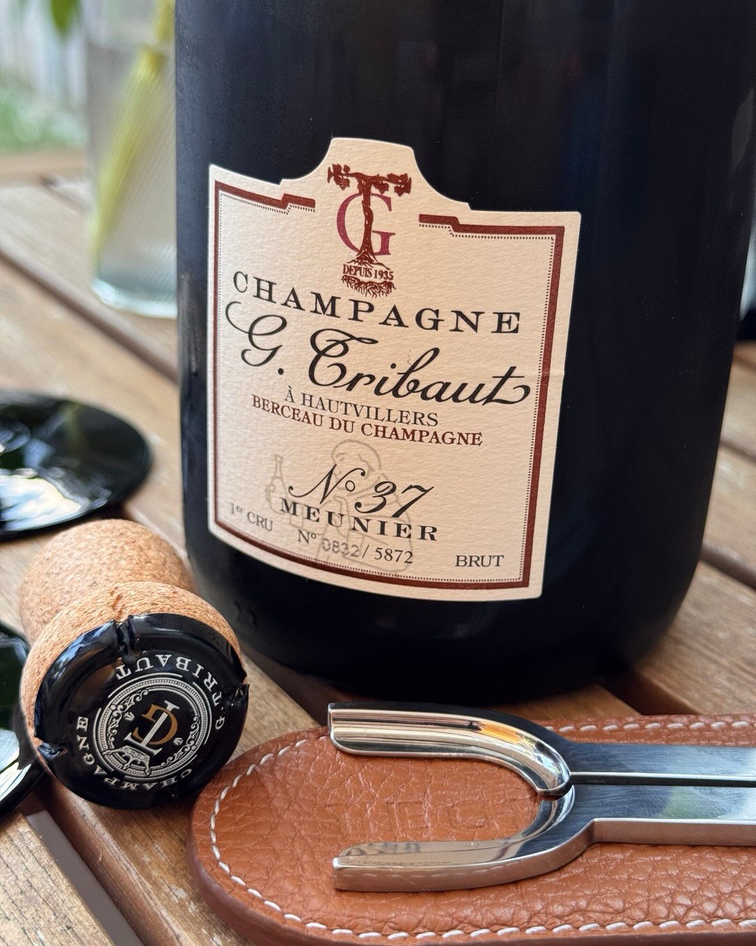 100% Pinot Meunier aus Hautvillers, dem Dorf, in dem Dom Pérignon gewirkt hat und heute begraben liegt. Die Cuvée N°37 von @champagne_g.tribaut ist ihr Meunier-Statement. Keine … (5)