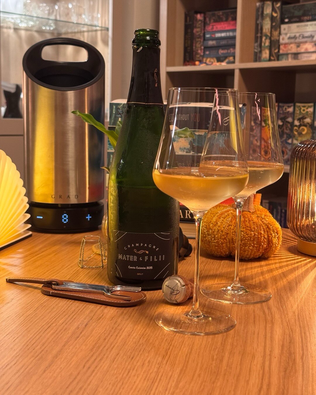 Ich bin ja immer ein Fan von speziellen Stilen. Besonderheiten, die einer Flasche einen Wiedererkennungswert geben. Hier ist der größte Wiedererkennungswert vermutlich, dass noc… (1)