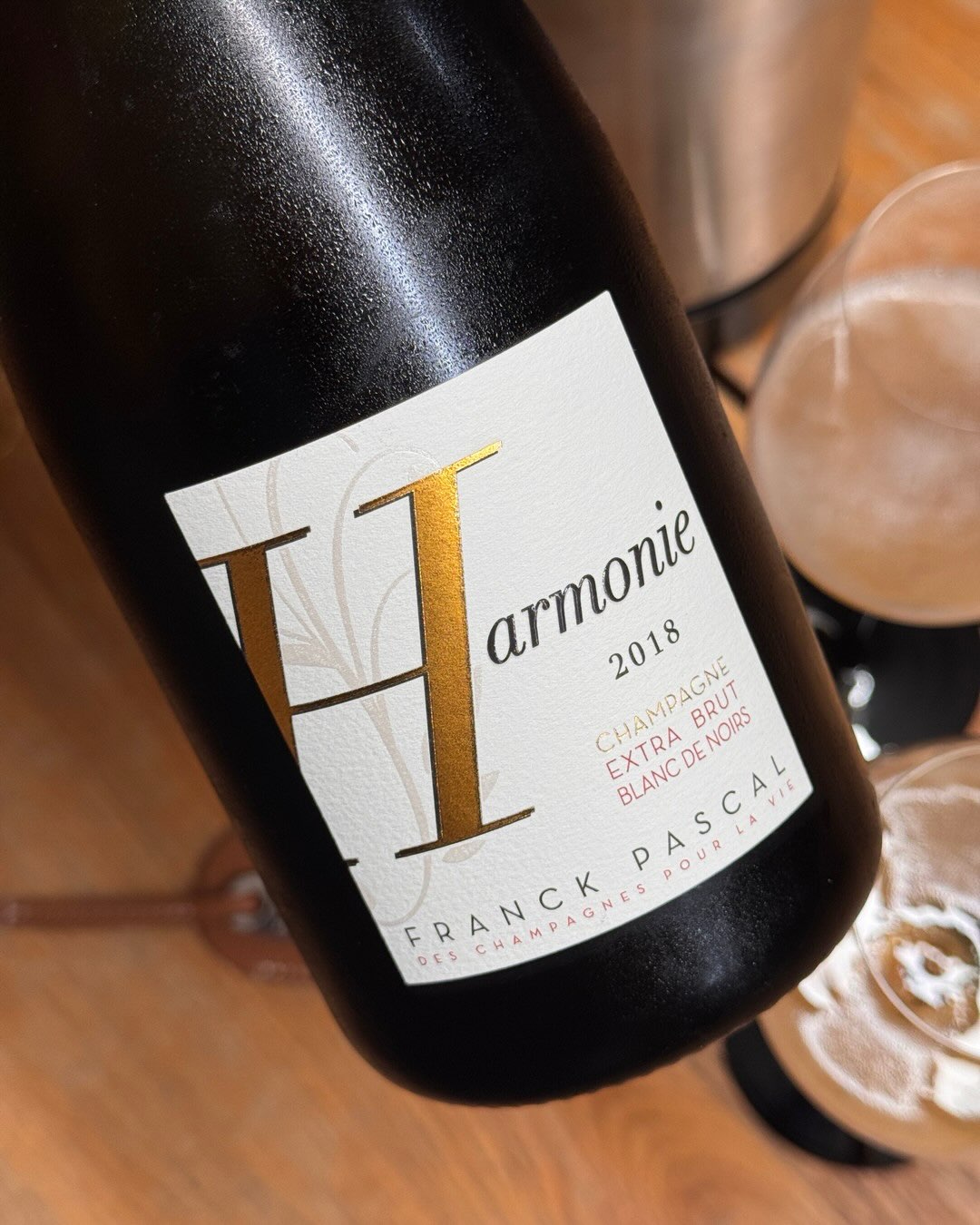 Complantage — ein Wort, das ich kannte, aber nie so direkt auf einem Etikett gesehen hatte. Bei der Harmonie 2018 von @champagnefranckpascal steht es schwarz auf weiß: Pinot Noi… (10)