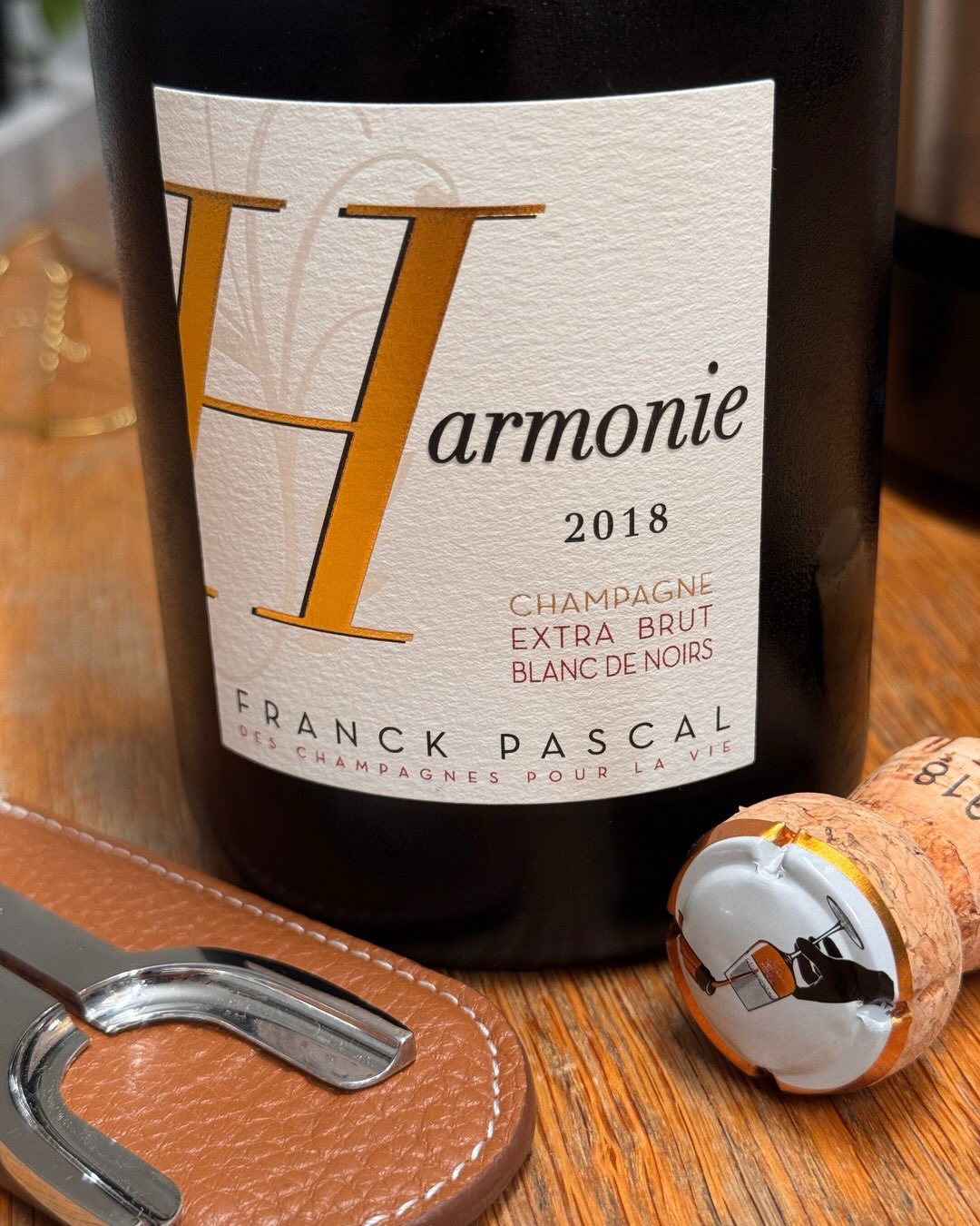 Complantage — ein Wort, das ich kannte, aber nie so direkt auf einem Etikett gesehen hatte. Bei der Harmonie 2018 von @champagnefranckpascal steht es schwarz auf weiß: Pinot Noi… (5)
