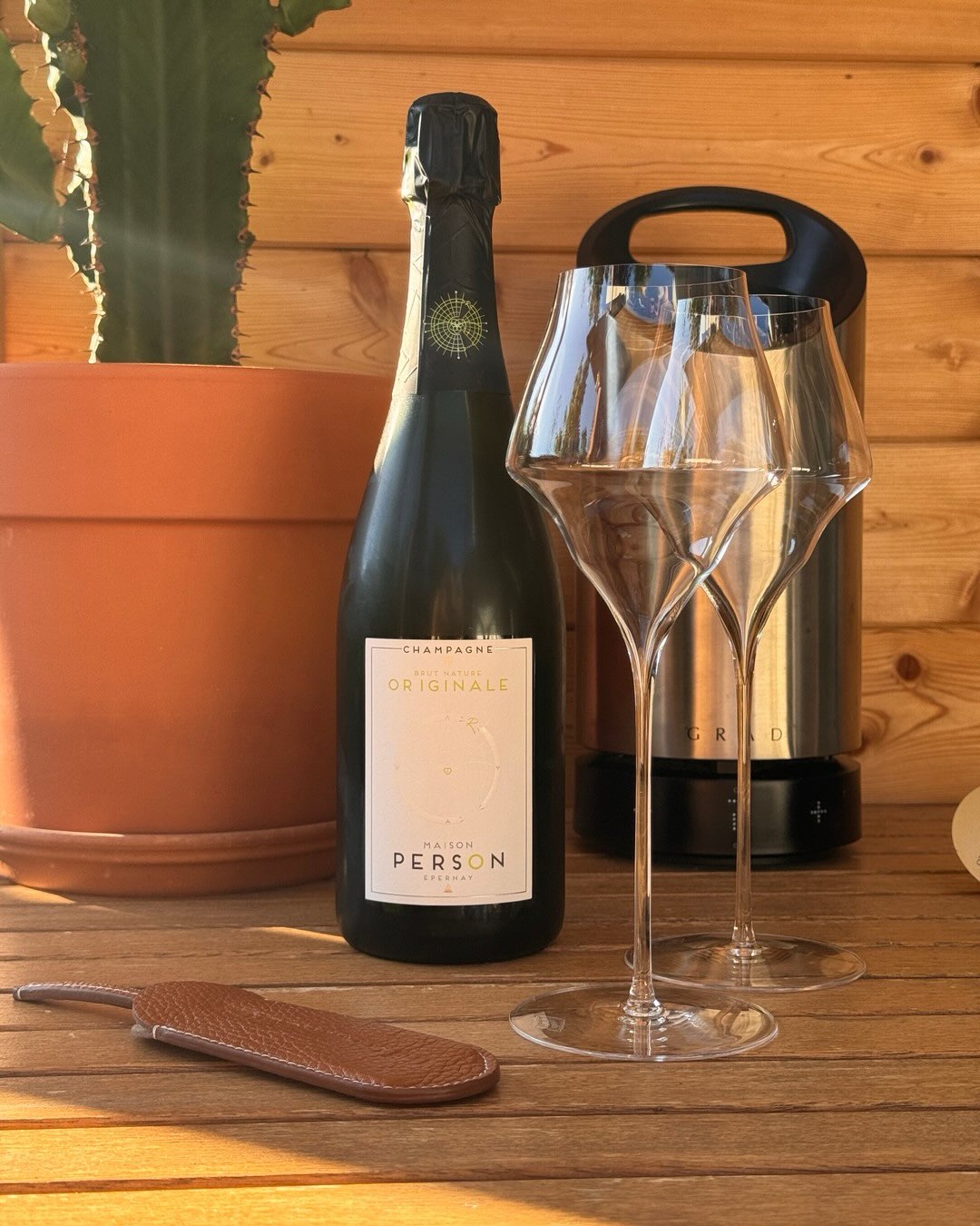 100% Chardonnay und 0% Zucker. Die ORIGINALE ist die einzige Brut-Nature-Cuvée von @champagne_person , einer in Epernay sitzenden Marke, die unter dem Négociant-Status von Apici… (3)