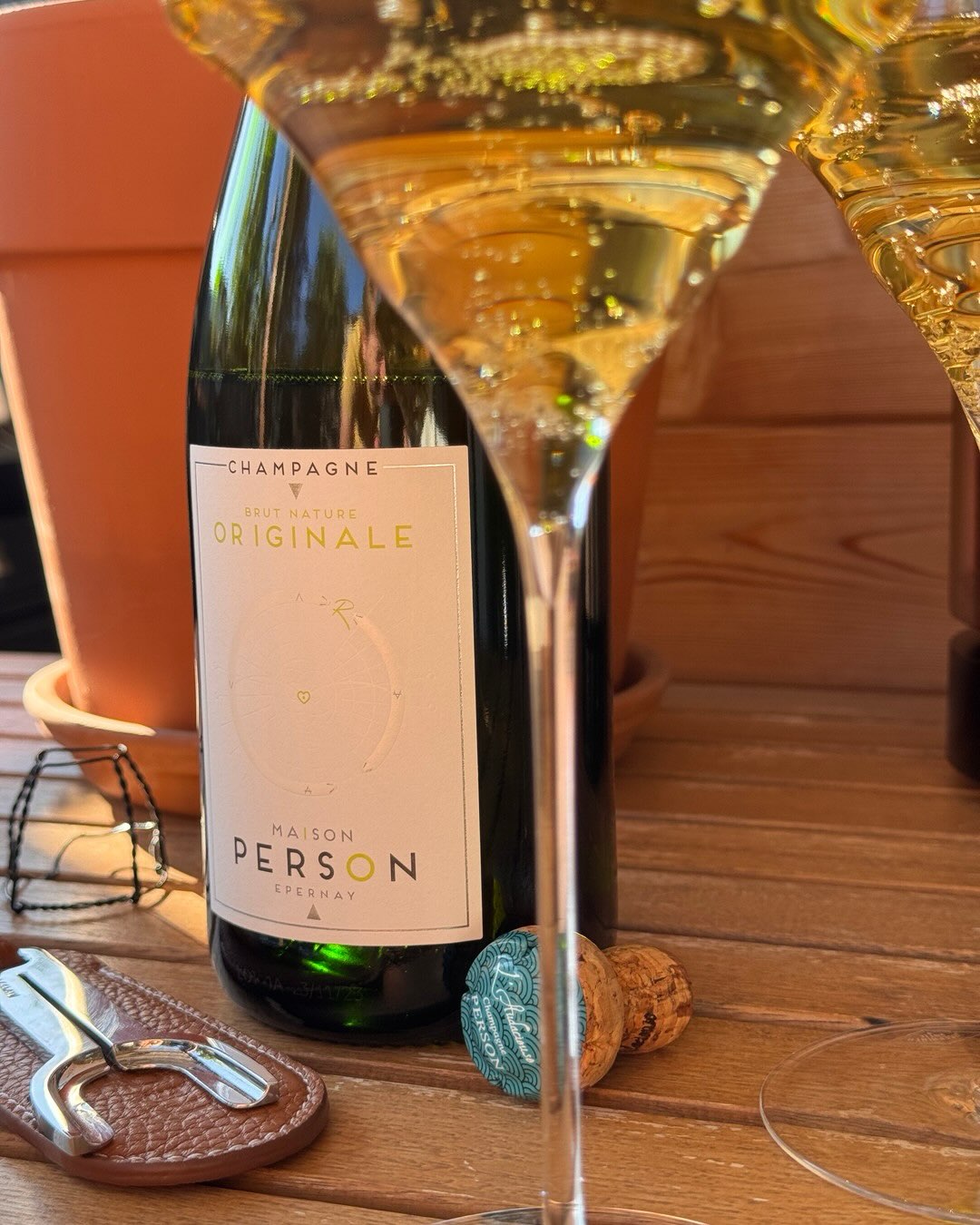 100% Chardonnay und 0% Zucker. Die ORIGINALE ist die einzige Brut-Nature-Cuvée von @champagne_person , einer in Epernay sitzenden Marke, die unter dem Négociant-Status von Apici… (5)