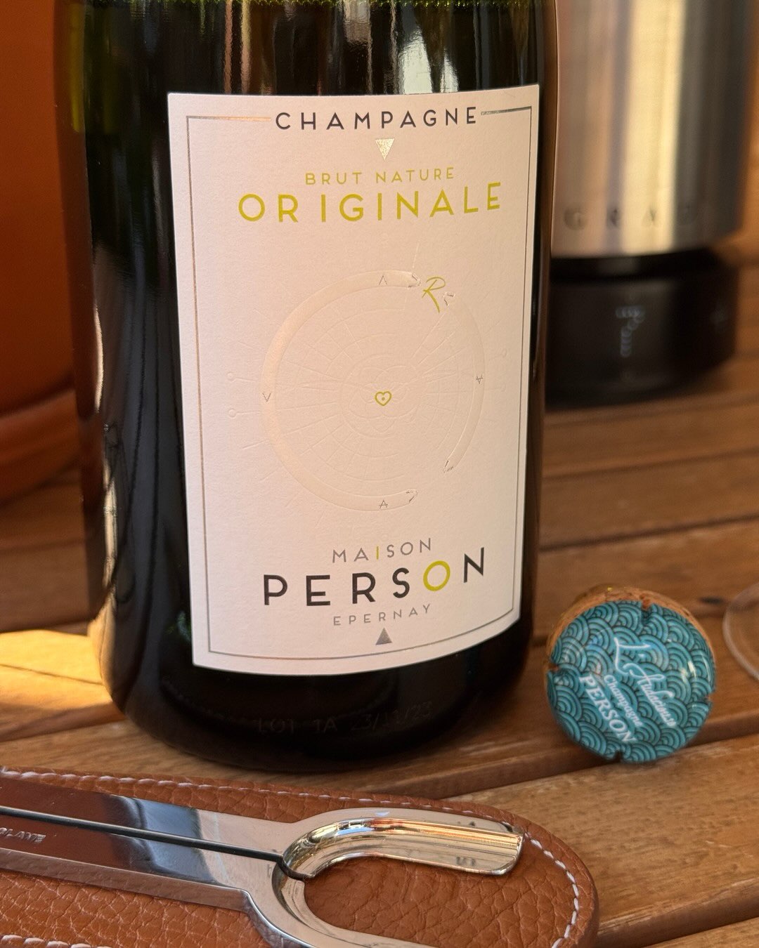 100% Chardonnay und 0% Zucker. Die ORIGINALE ist die einzige Brut-Nature-Cuvée von @champagne_person , einer in Epernay sitzenden Marke, die unter dem Négociant-Status von Apici… (7)