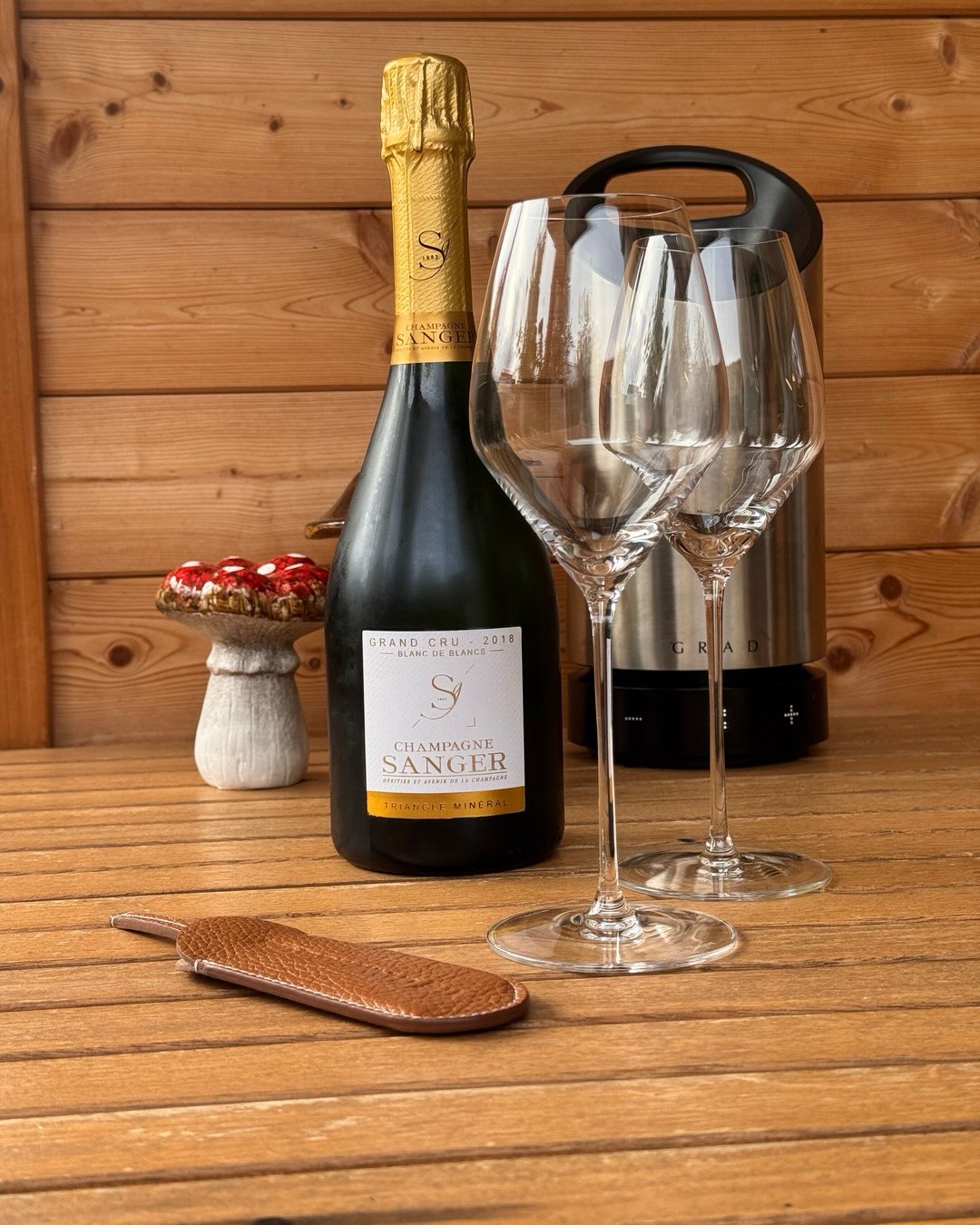 100% Chardonnay aus Avize, 2018er, sieben Jahre auf der Hefe, degorgiert erst im März 2026. Diese „Frische” ist spürbar, tut dem gut gereiften Blanc de Blancs aber keinen Abbruc… (3)