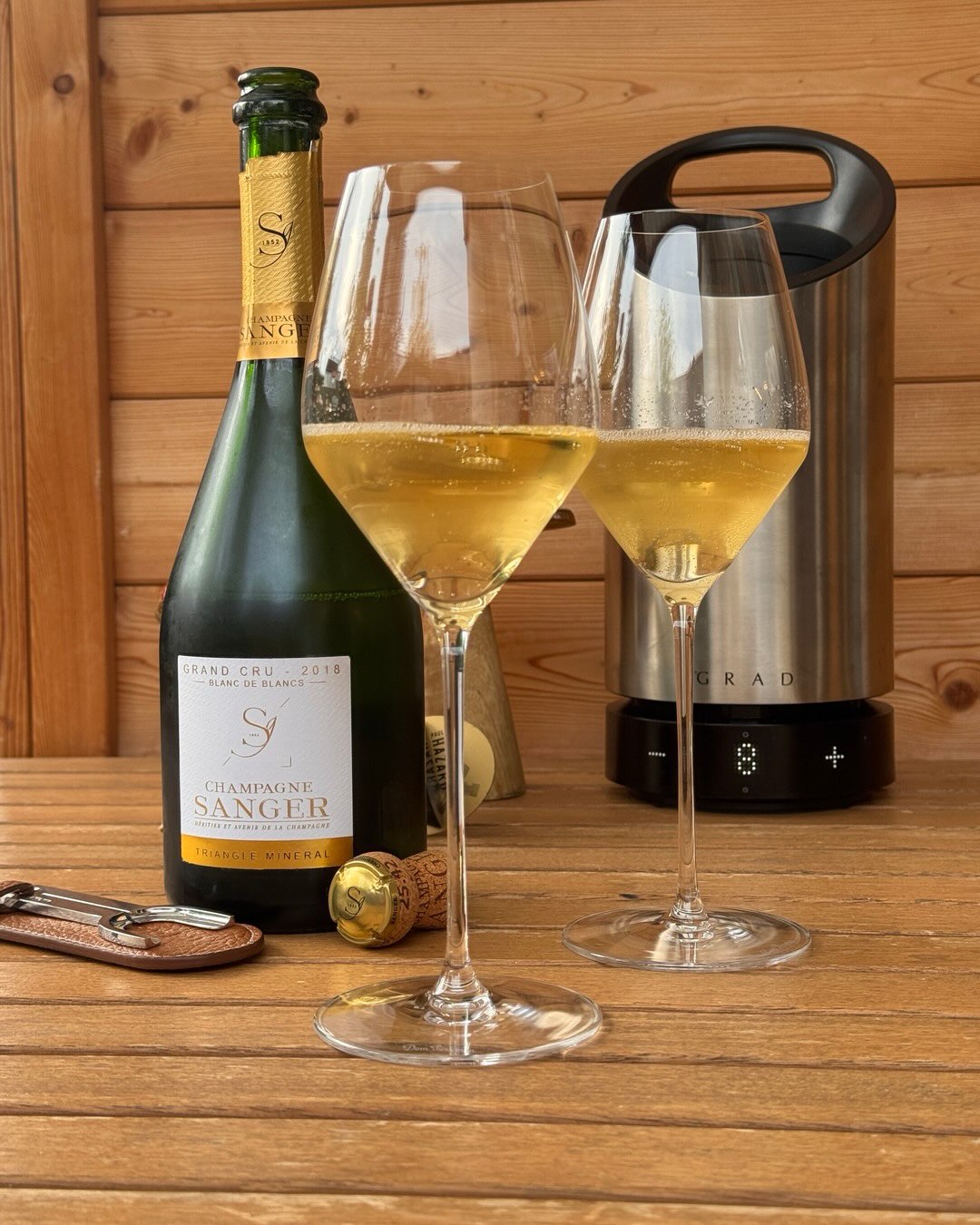 100% Chardonnay aus Avize, 2018er, sieben Jahre auf der Hefe, degorgiert erst im März 2026. Diese „Frische” ist spürbar, tut dem gut gereiften Blanc de Blancs aber keinen Abbruc… (9)