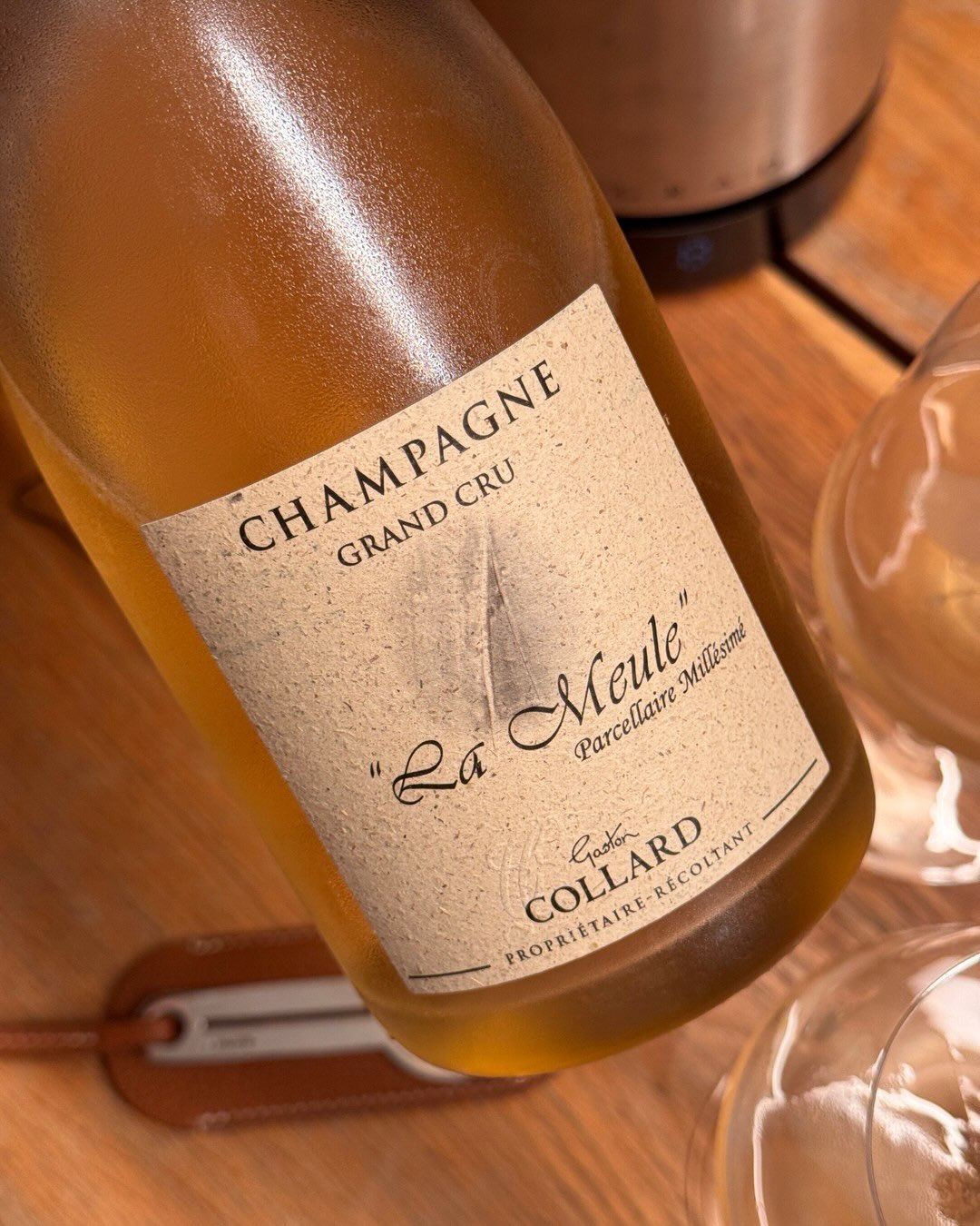 1 g/L Dosage bei einem Parzellen-Pinot Noir aus Bouzy. Fast sechs Jahre auf der Hefe. Weder filtriert noch geschönt. @champagnegastoncollard La Meule ist ein Parzellen-Millésime… (10)