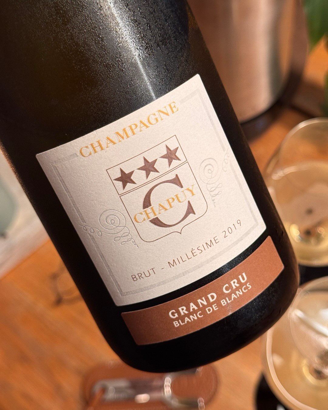 Die gesamte Auflage dieses Millésime 2019 von @champagne_chapuy liegt bei 4.396 Flaschen. Nicht jeder Jahrgang schafft es bei Chapuy überhaupt zur Vintage-Abfüllung, und dass ic… (9)