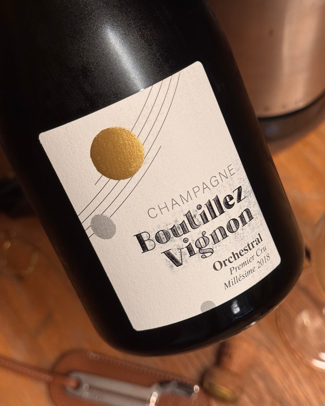 97 Jahre. Das ist das Alter der Chardonnay-Parzelle, aus der dieser Orchestral kommt. Ich Hatte diese Flasche im November 2025 schon mal mit Jakobsmuscheln in brauner Butter. He… (10)