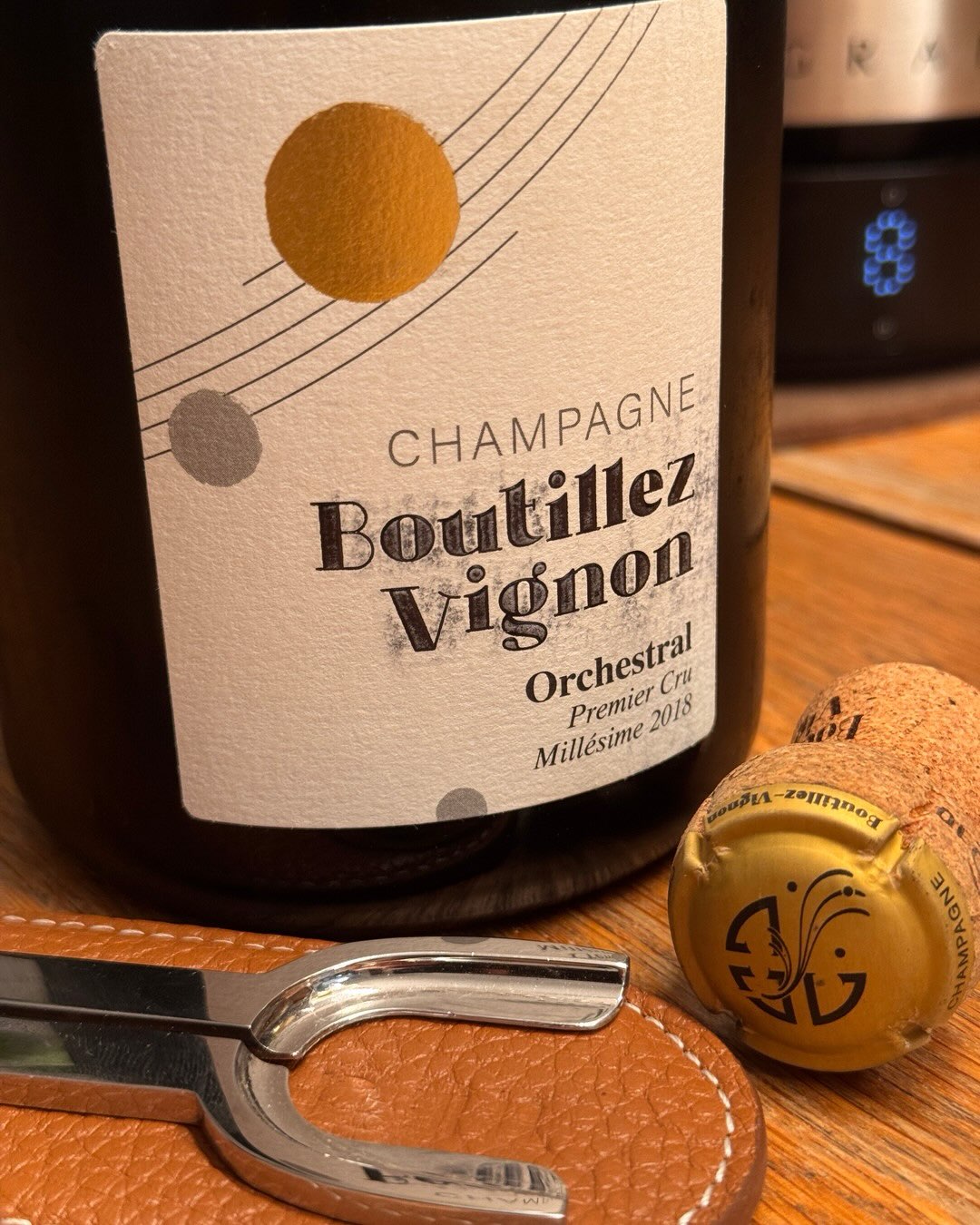 97 Jahre. Das ist das Alter der Chardonnay-Parzelle, aus der dieser Orchestral kommt. Ich Hatte diese Flasche im November 2025 schon mal mit Jakobsmuscheln in brauner Butter. He… (5)