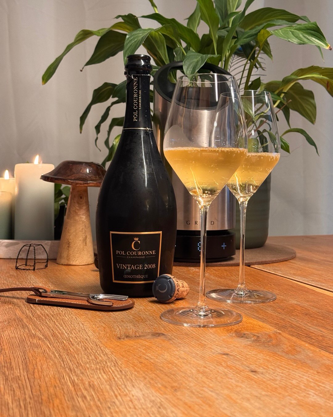 13 Jahre auf der Hefe, null Gramm Dosage und drei Grand-Cru-Dörfer in einer Flasche. Die Œnothèque 2008 von @champagnepolcouronne ist ein grandioser Millésime. Die Idee dahinter… (1)