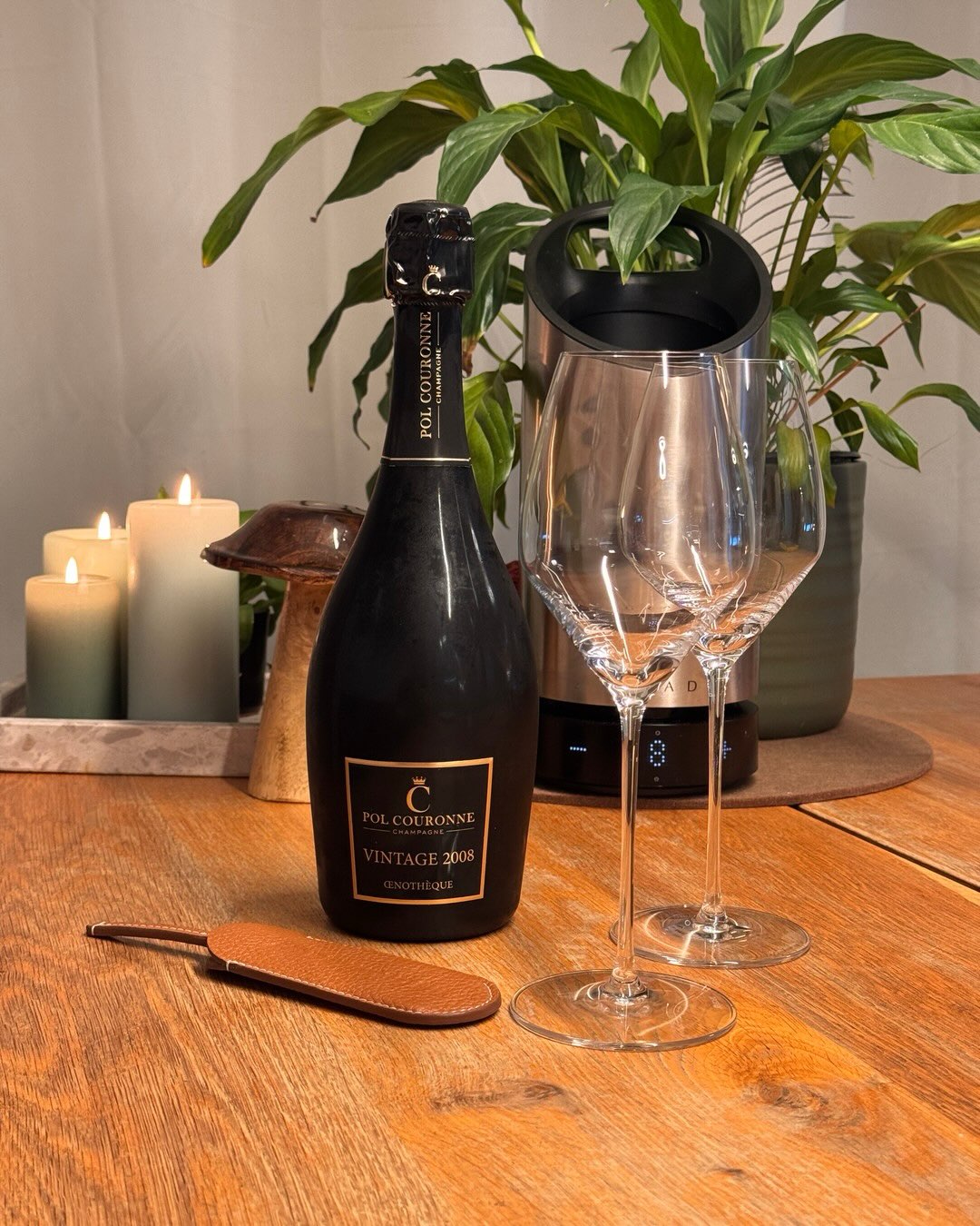 13 Jahre auf der Hefe, null Gramm Dosage und drei Grand-Cru-Dörfer in einer Flasche. Die Œnothèque 2008 von @champagnepolcouronne ist ein grandioser Millésime. Die Idee dahinter… (3)