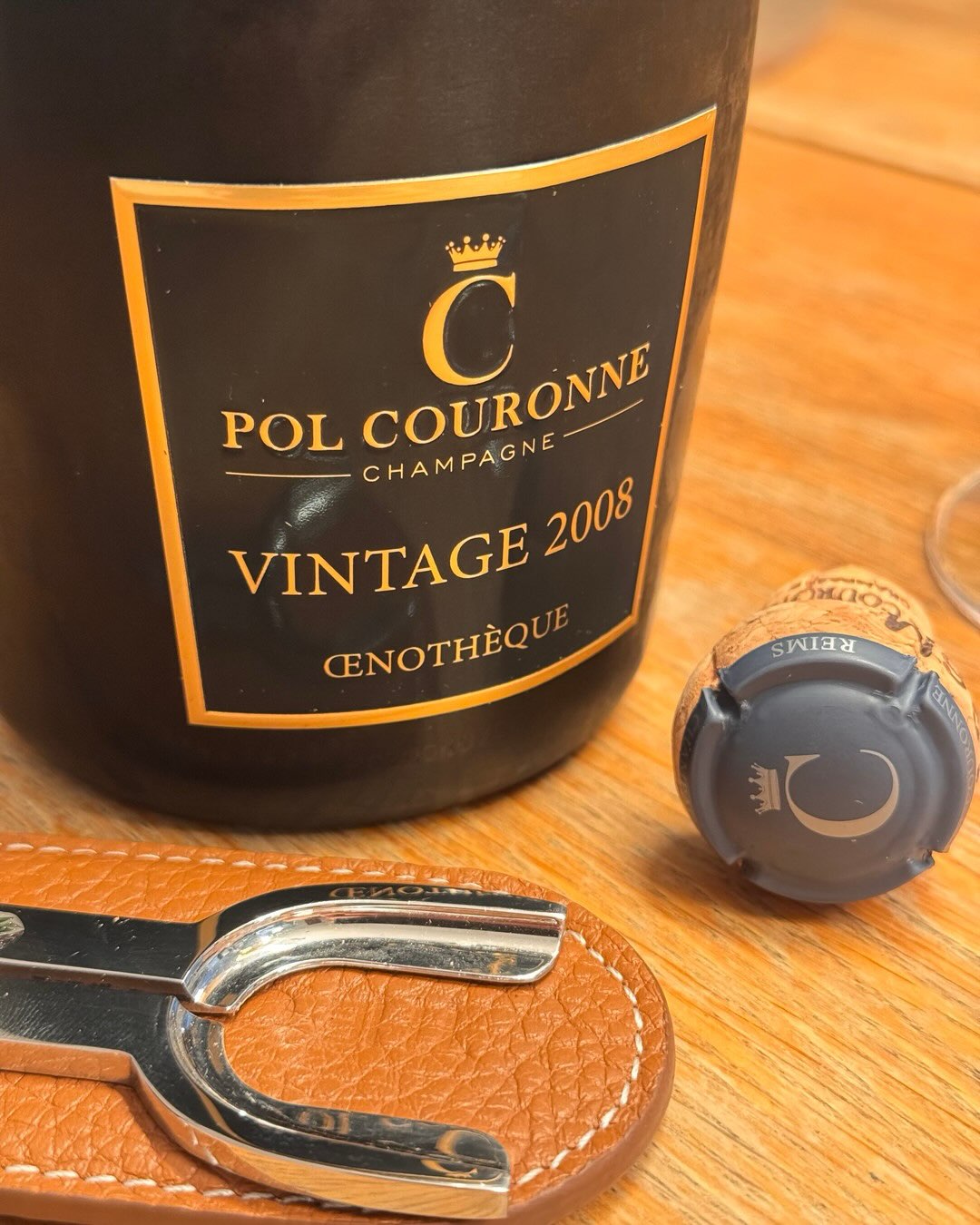 13 Jahre auf der Hefe, null Gramm Dosage und drei Grand-Cru-Dörfer in einer Flasche. Die Œnothèque 2008 von @champagnepolcouronne ist ein grandioser Millésime. Die Idee dahinter… (5)