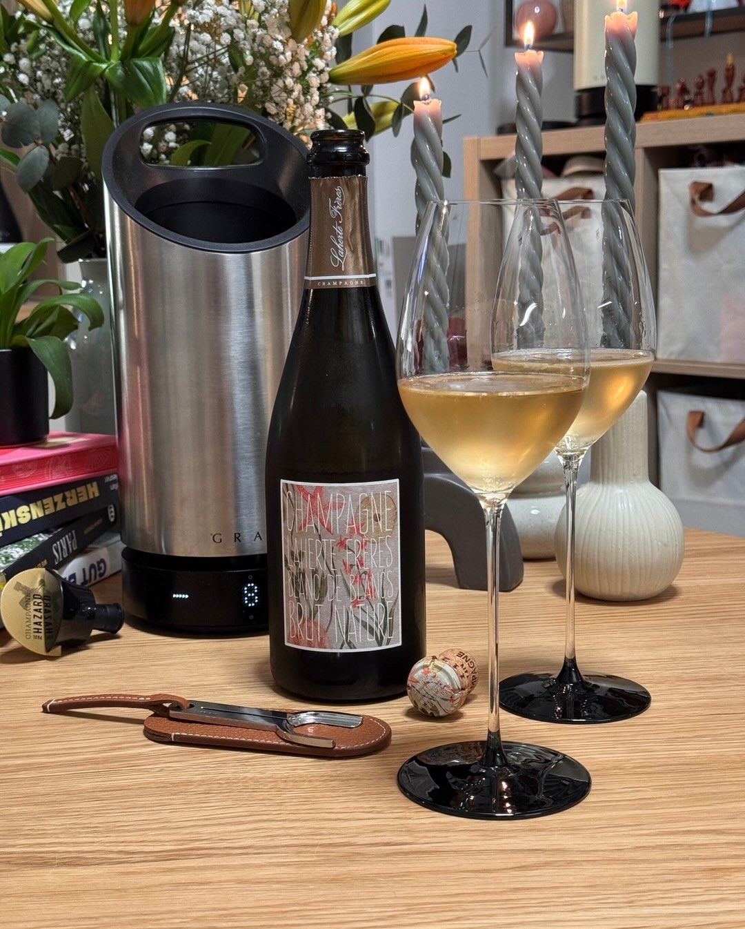 Aurélien Laherte aus der 7. Generation der Familie weiß genau, was er will: Terroir pur zum Ausdruck bringen. Dieser Blanc de Blancs Brut Nature zeigt perfekt, warum die Côteaux…