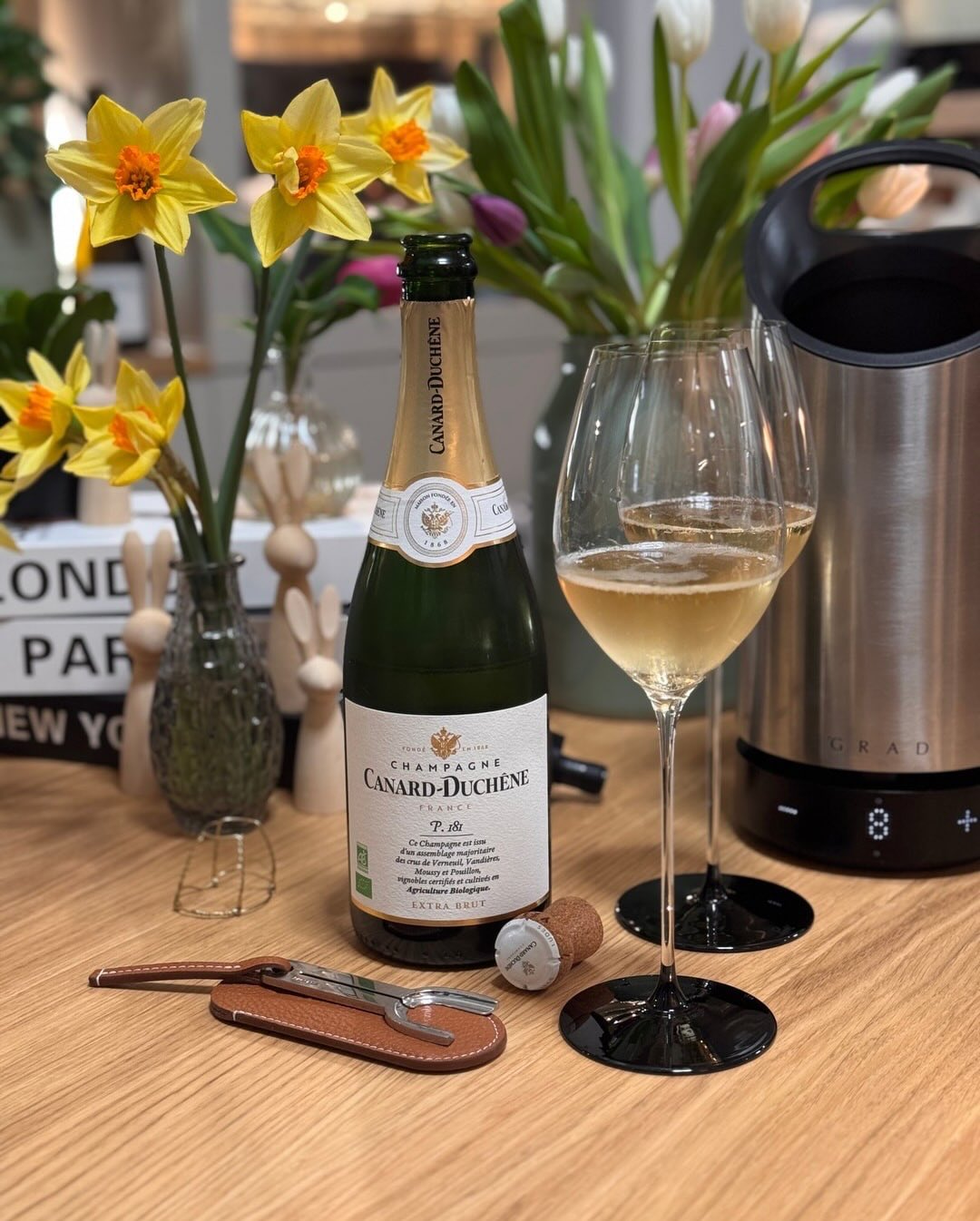 Heute schauen wir uns den P.181 von canardduchene an - ein Bio-Champagner, der zeigt, dass nachhaltiger Weinbau und großer Geschmack perfekt zusammenpassen. Canard-Duchêne, bere…