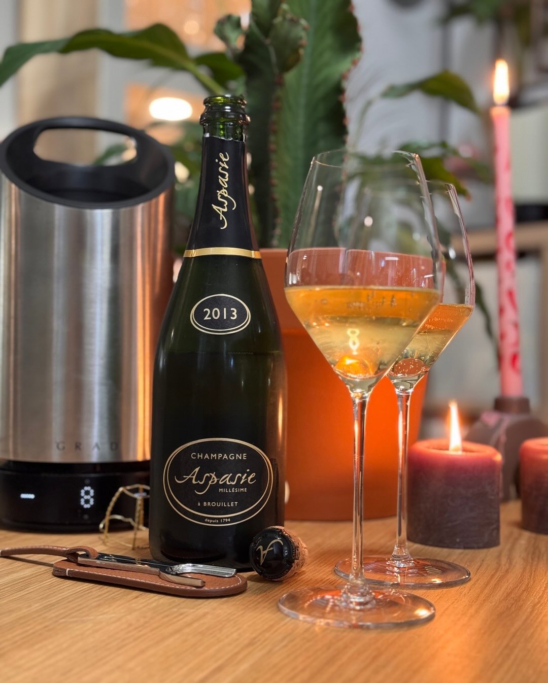 Kleines Selbst-Experiment am Tisch: zwei Aspasie-Jahrgänge, 48 Stunden Abstand. Hier Teil eins. Der ältere von beiden. Der Millésime 2013 Brut von champagneaspasie ist eine klas…