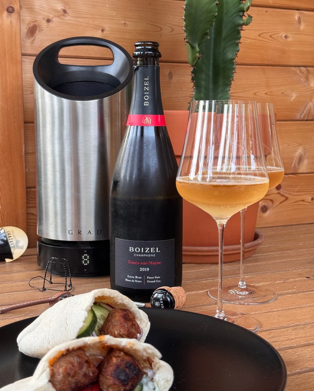 100% Pinot Noir von einer einzigen Lage, das zeigt schon Haltung. Tours-sur-Marne ist für champagneboizel seit Jahrzehnten Kernbestandteil ihrer Assemblages. Hier kommt die ganz…